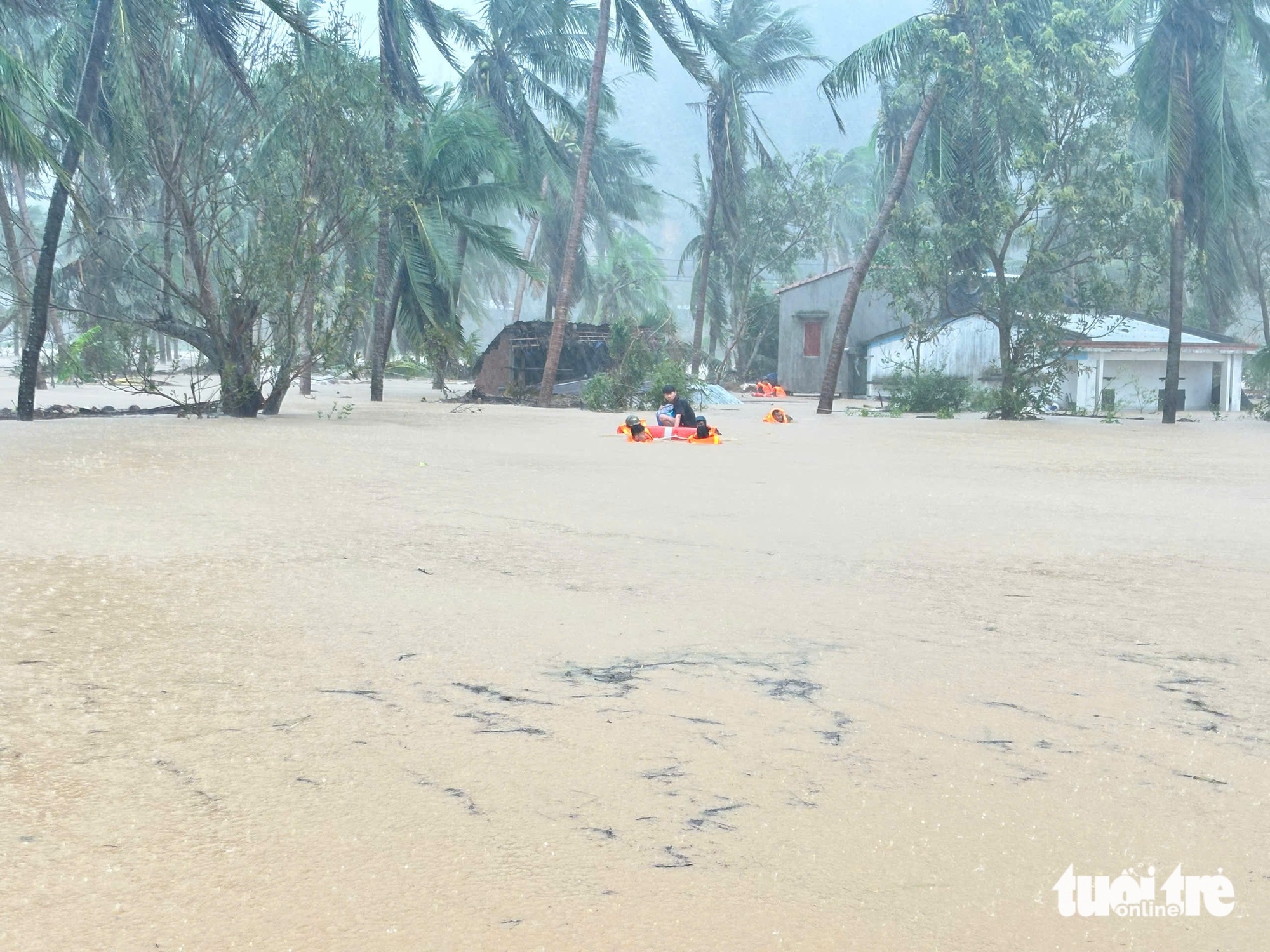 Vietnam’s deputy PM orders urgent evacuations as severe flooding hits Dak Lak- Ảnh 10. Vietnam’s deputy PM orders urgent evacuations as severe flooding hits Dak Lak- Ảnh 10.