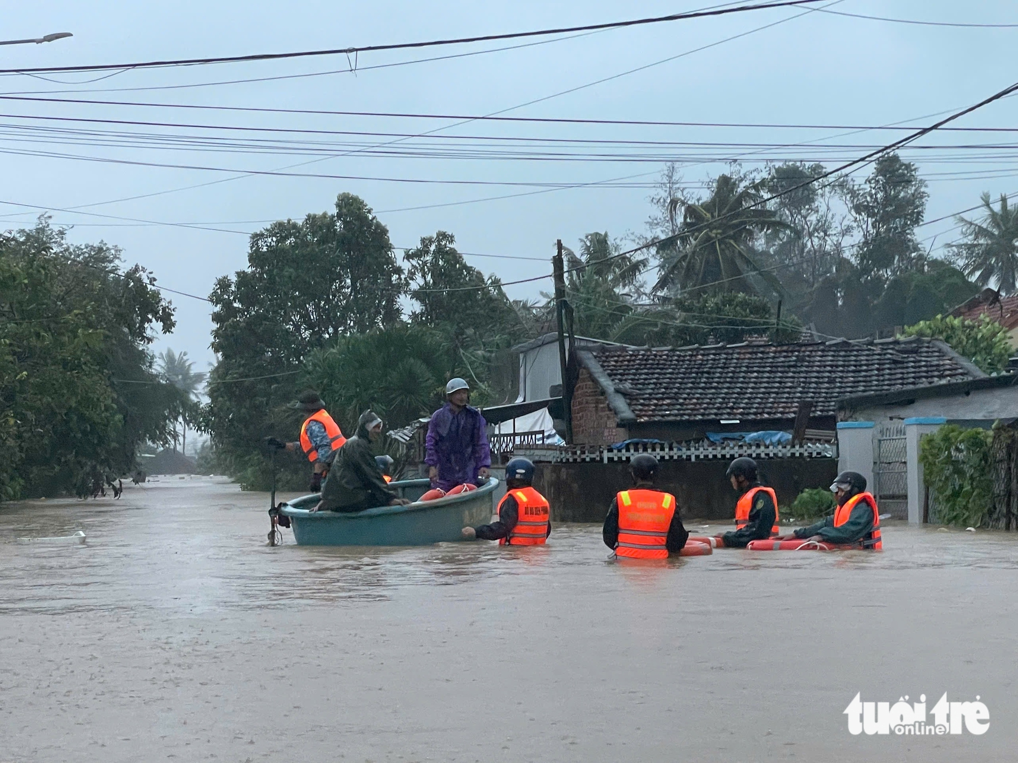 Vietnam’s deputy PM orders urgent evacuations as severe flooding hits Dak Lak- Ảnh 15. Vietnam’s deputy PM orders urgent evacuations as severe flooding hits Dak Lak- Ảnh 15.