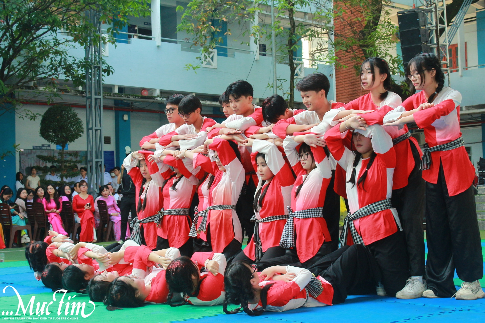 Học trò Trường THPT Nguyễn Du luôn mang theo niềm tin và kỳ vọng của thầy cô- Ảnh 6. Học trò Trường THPT Nguyễn Du luôn mang theo niềm tin và kỳ vọng của thầy cô- Ảnh 6.