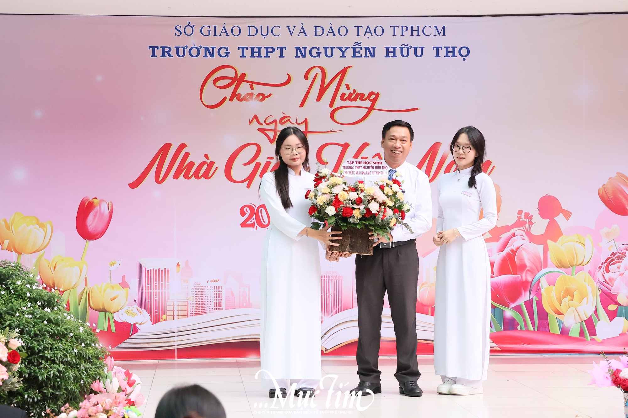 Học trò Trường THPT Nguyễn Hữu Thọ tri ân những 'người lái đò' thầm lặng - Ảnh 1.