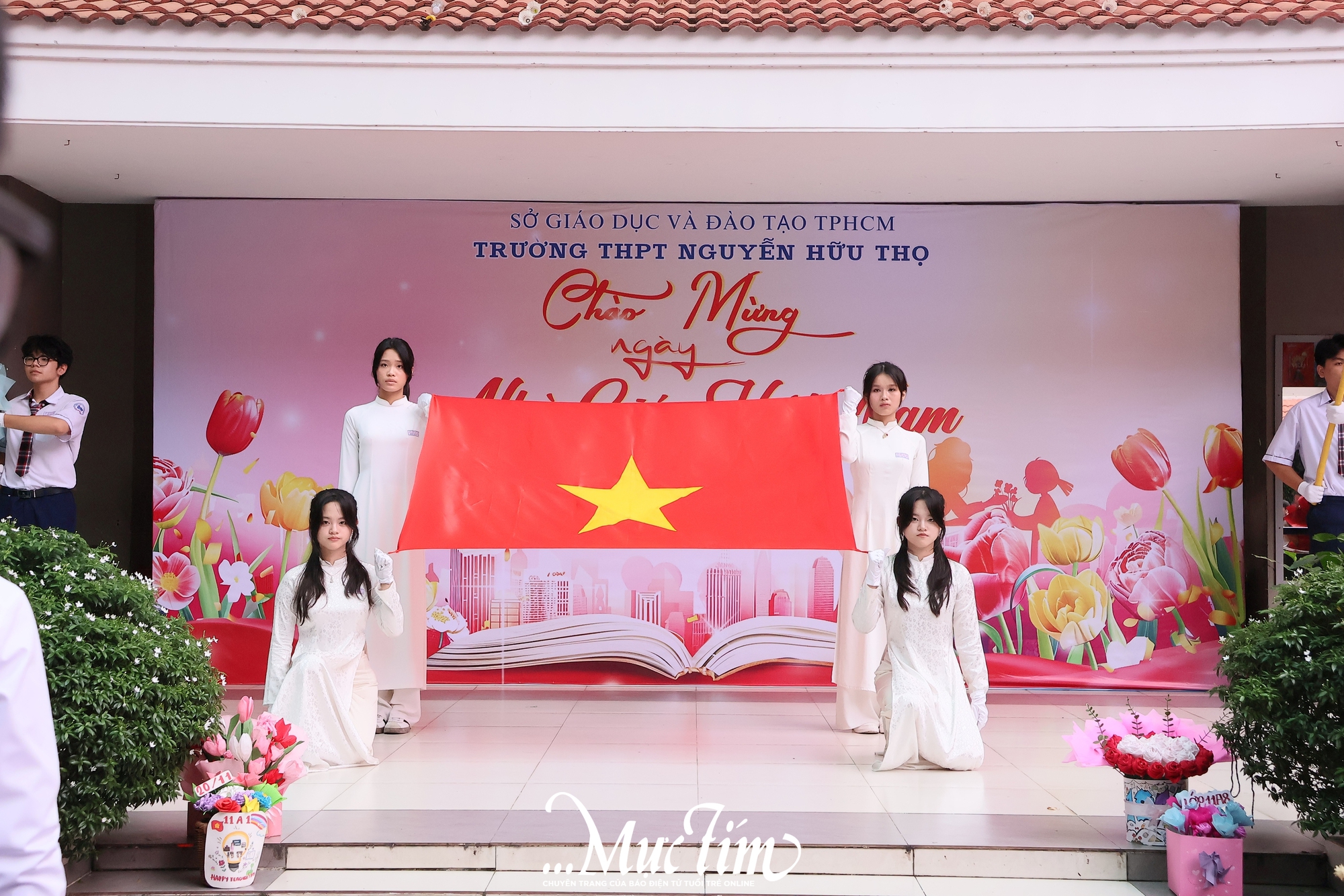 Học trò Trường THPT Nguyễn Hữu Thọ tri ân những 'người lái đò' thầm lặng - Ảnh 2.