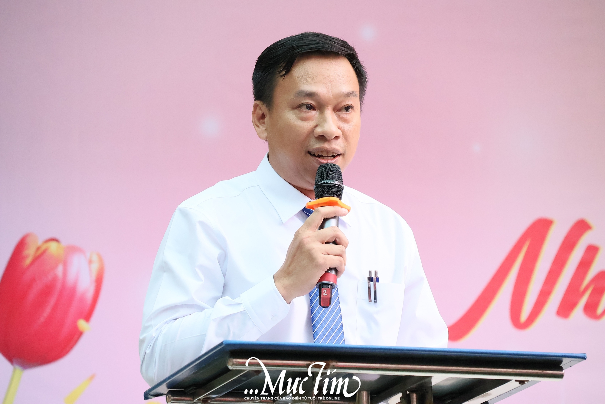 Học trò Trường THPT Nguyễn Hữu Thọ tri ân những 'người lái đò' thầm lặng - Ảnh 3.