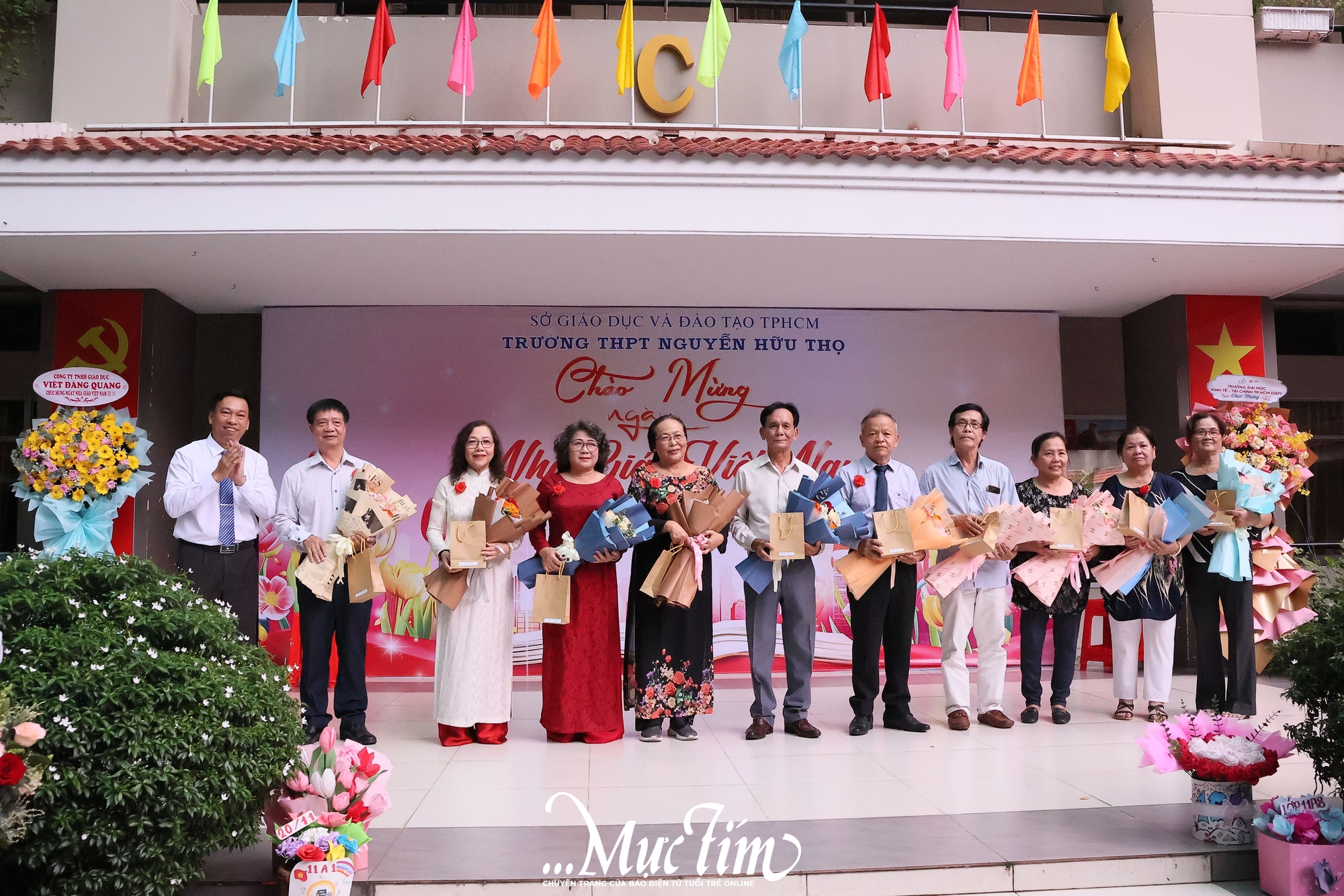 Học trò Trường THPT Nguyễn Hữu Thọ tri ân những 'người lái đò' thầm lặng - Ảnh 8.