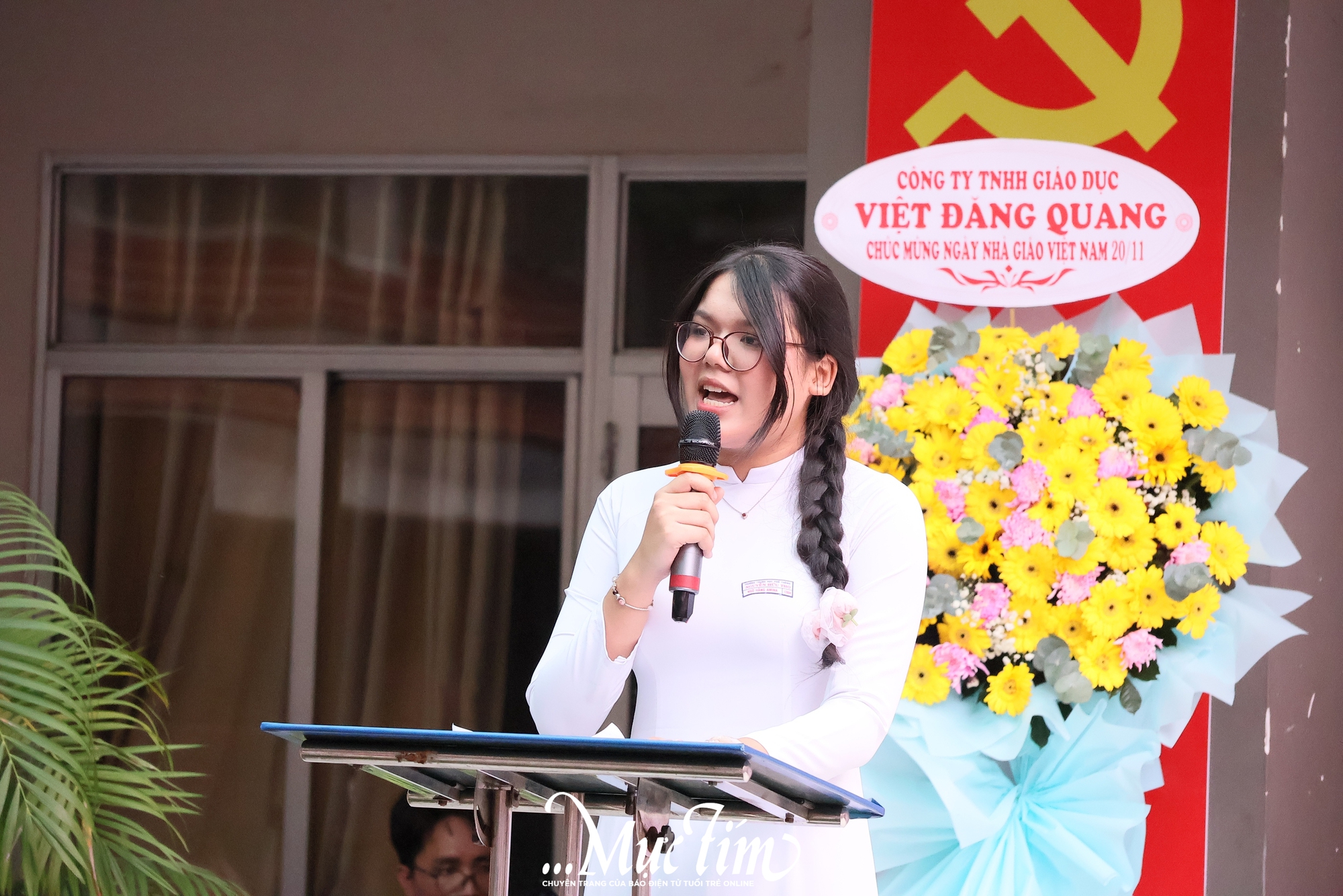 Học trò Trường THPT Nguyễn Hữu Thọ tri ân những 'người lái đò' thầm lặng - Ảnh 10.