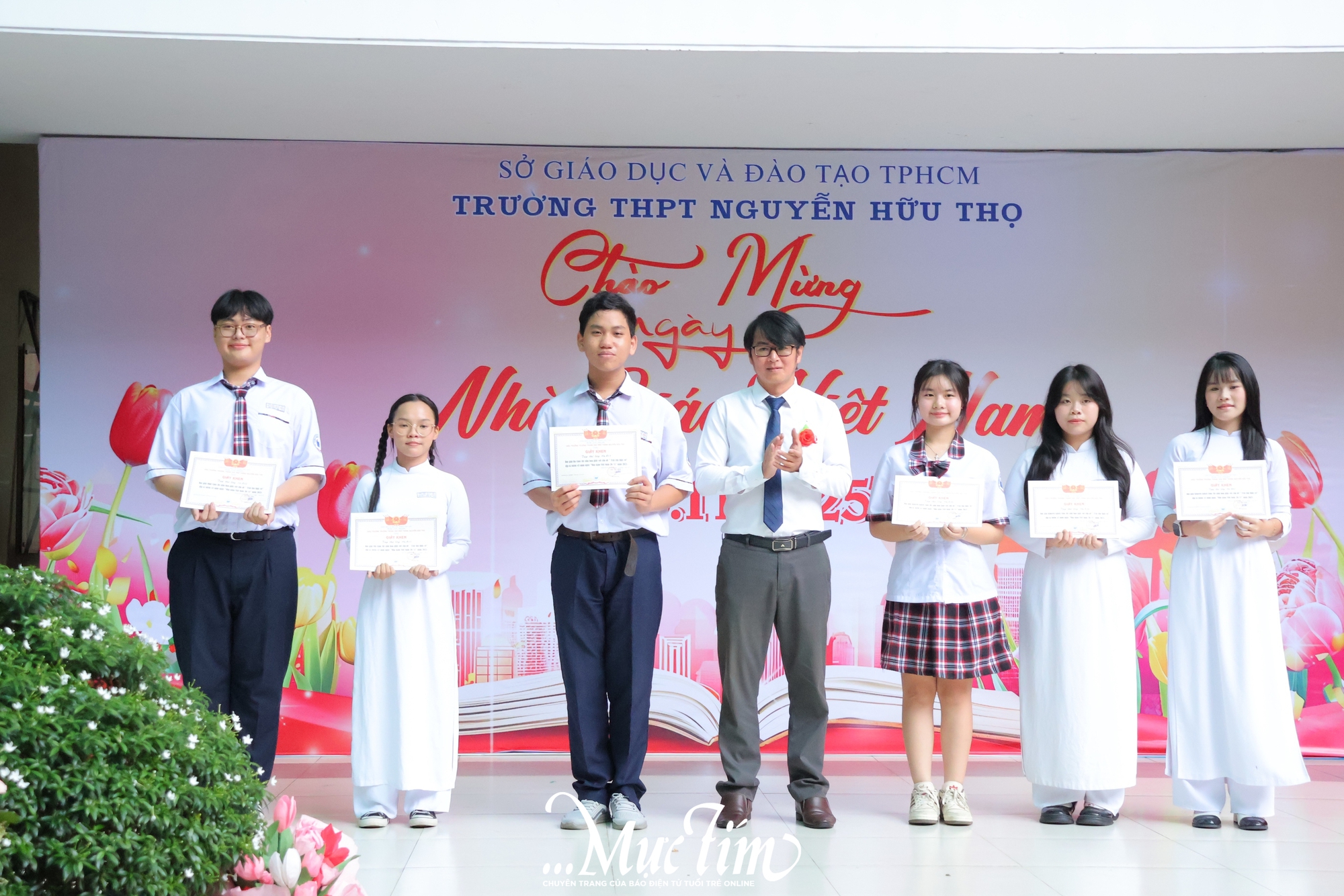 Học trò Trường THPT Nguyễn Hữu Thọ tri ân những 'người lái đò' thầm lặng - Ảnh 13.