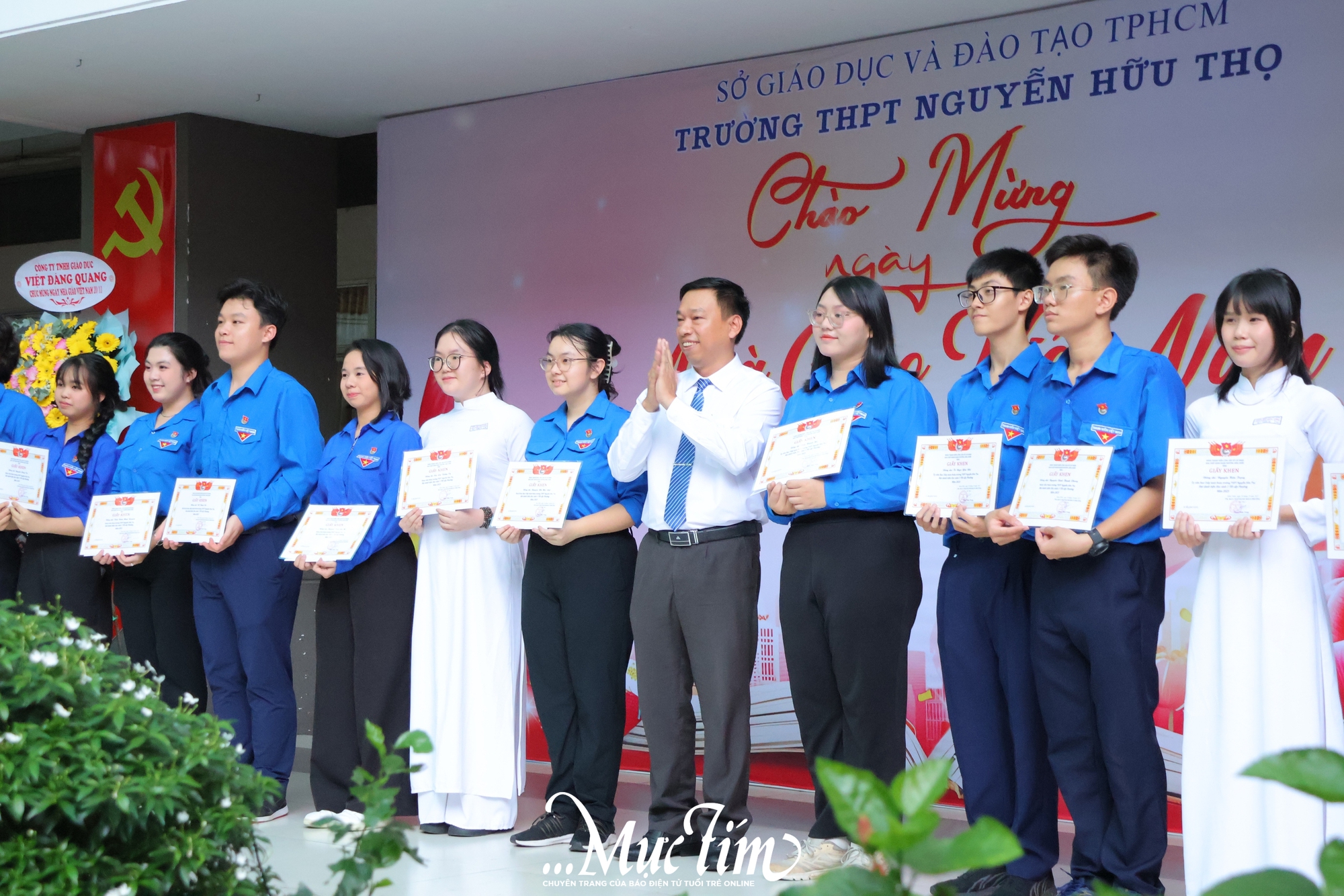 Học trò Trường THPT Nguyễn Hữu Thọ tri ân những 'người lái đò' thầm lặng - Ảnh 14.