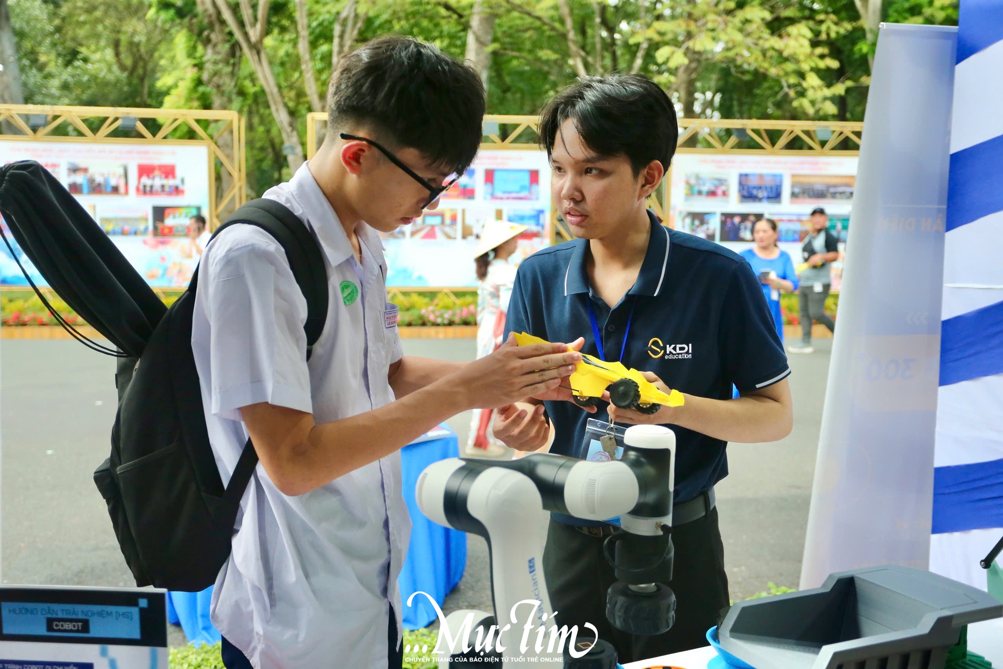 Học sinh thành phố khoe tài sáng tạo tại triển lãm 50 năm ngành giáo dục TP.HCM - Ảnh 10.