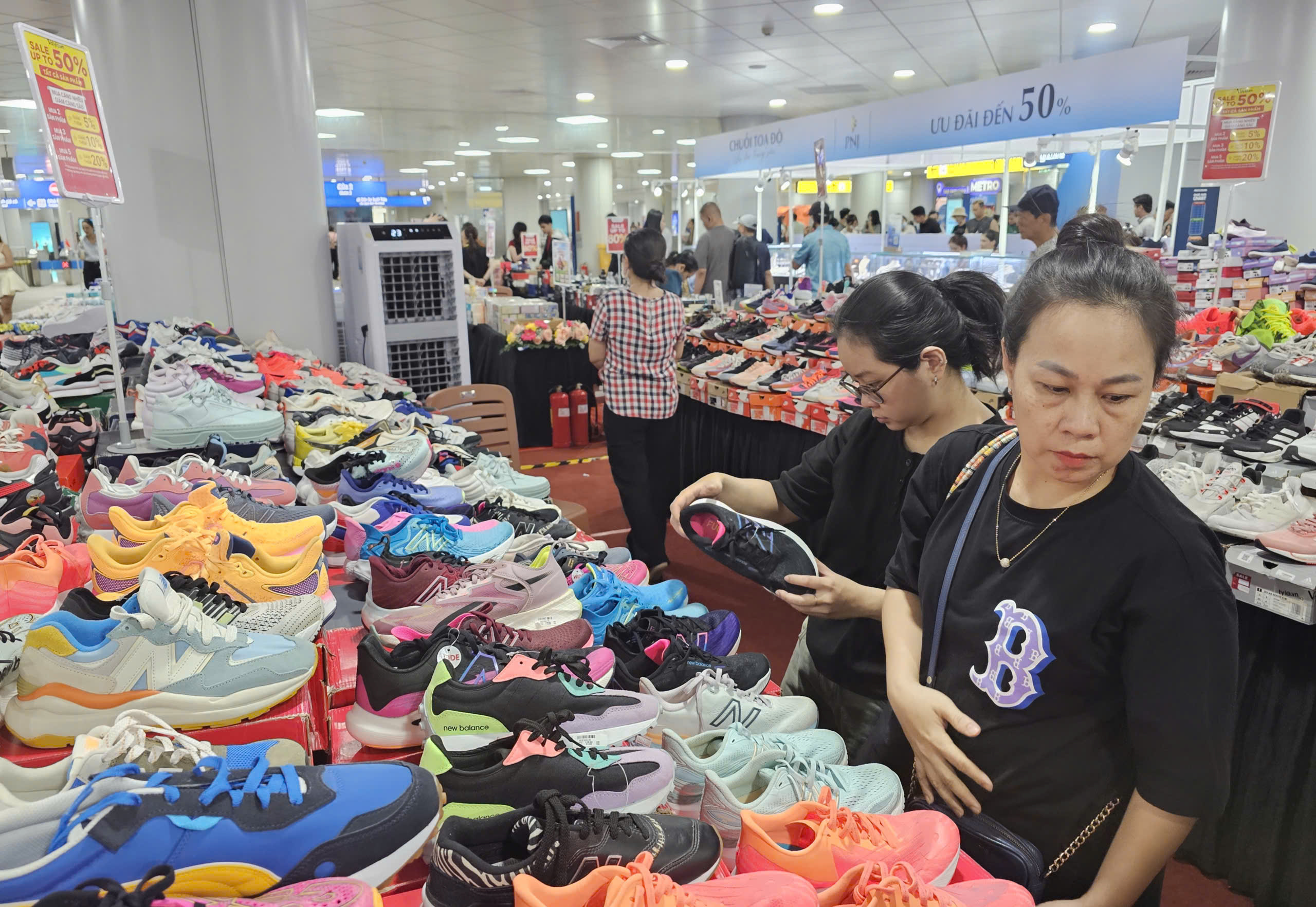 Cuối năm, người dân TP.HCM 'săn' hàng hiệu giảm giá đến 80% ở đâu? - Ảnh 1.