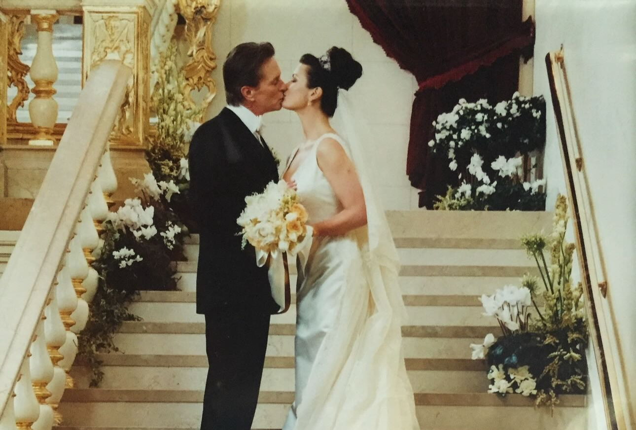 Catherine Zeta-Jones Michael Douglas 2000 wedding Catherine Zeta-Jones and Michael Douglas sharing a wedding kiss in 2000