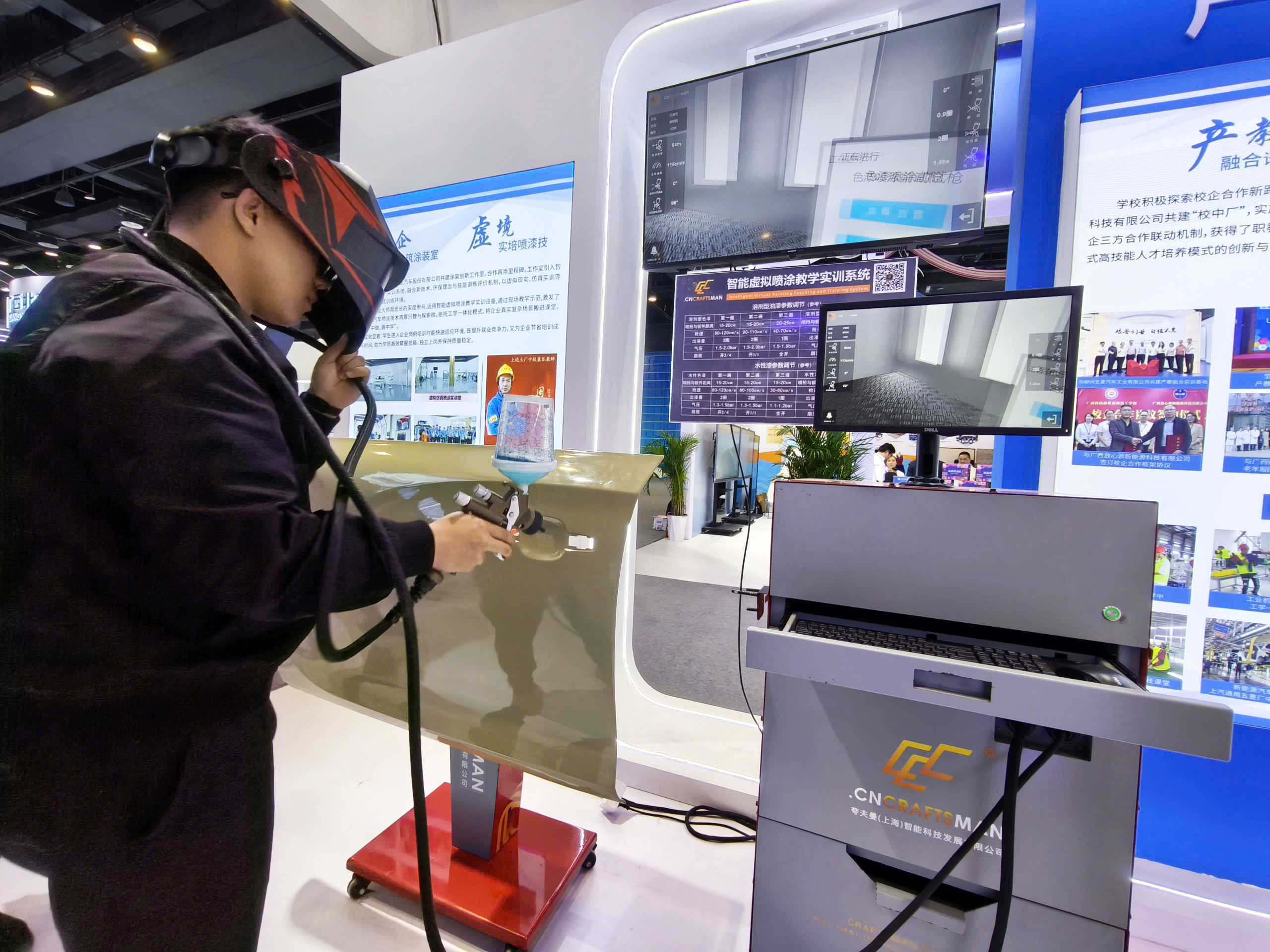 Nhiều công nghệ dạy nghề mới tại Trung Quốc: Phun sơn ảo, bảo trì máy bay ảo, kính trợ lý - Ảnh 4.
