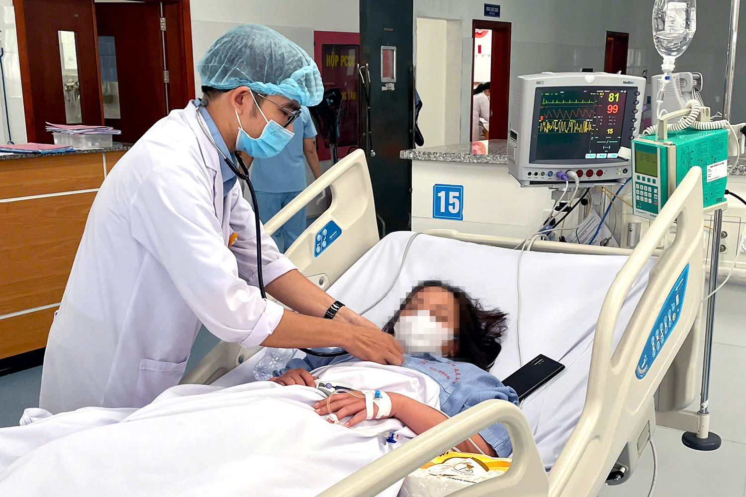 Cứu sống cô gái mắc sốt xuất huyết nguy kịch, tái sốc 3 lần trong chưa đầy 24 tiếng - Ảnh 1.