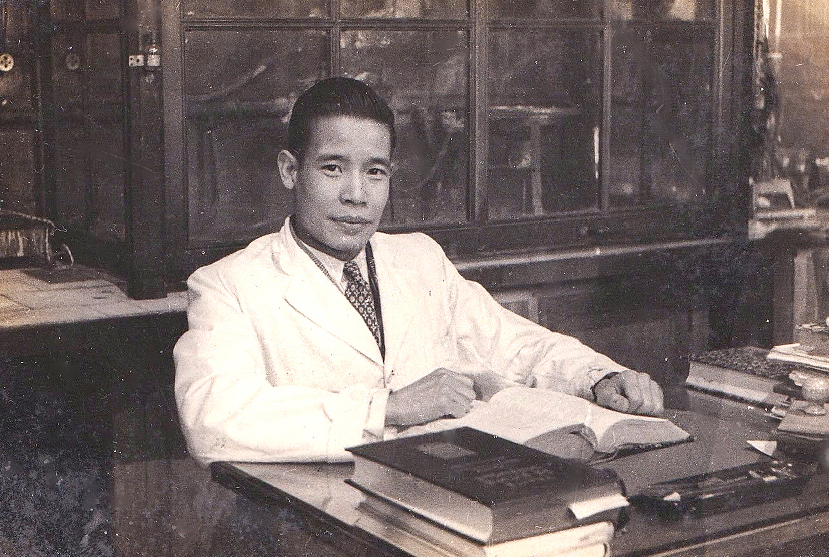 Nhớ bụi phấn trên mái tóc thầy cô - Kỳ 2: Bài học tiếng Việt của giáo sư hóa - Ảnh 1. bụi phấn - Ảnh 1.