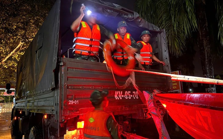 Floods hit Vietnam again, killing at least 8, hindering coffee harvest- Ảnh 2.