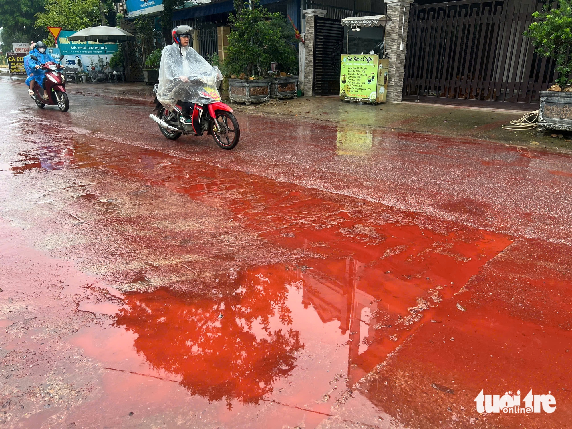 Chất lỏng nhuộm đỏ nhiều đoạn đường ở Thái Nguyên - Ảnh 1.