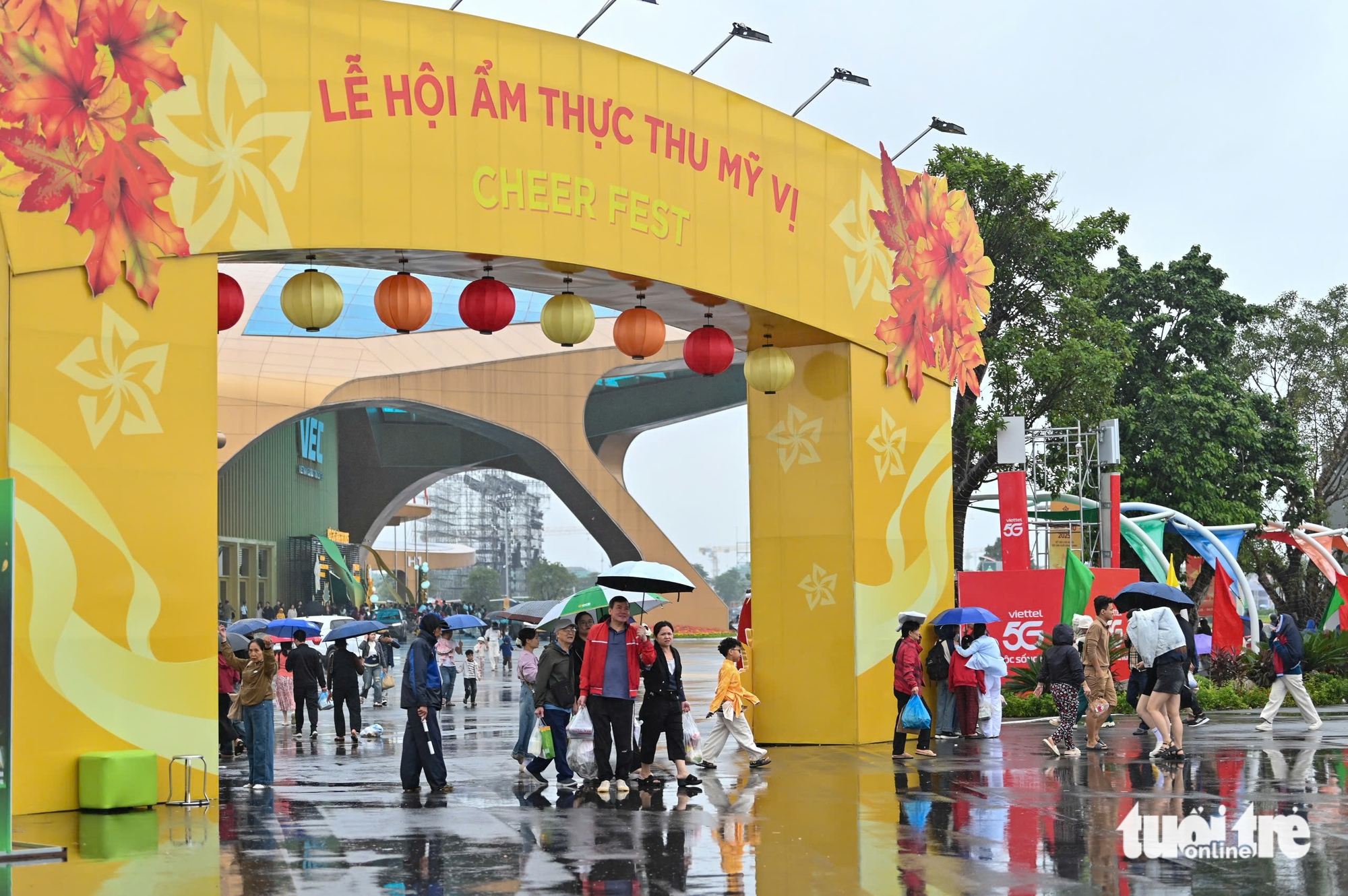 Đến Hội chợ Mùa thu ăn thắng cố, bún mắm miền Tây, bún bò Huế, hủ tiếu Mỹ Tho và một vòng Việt Nam - Ảnh 1.