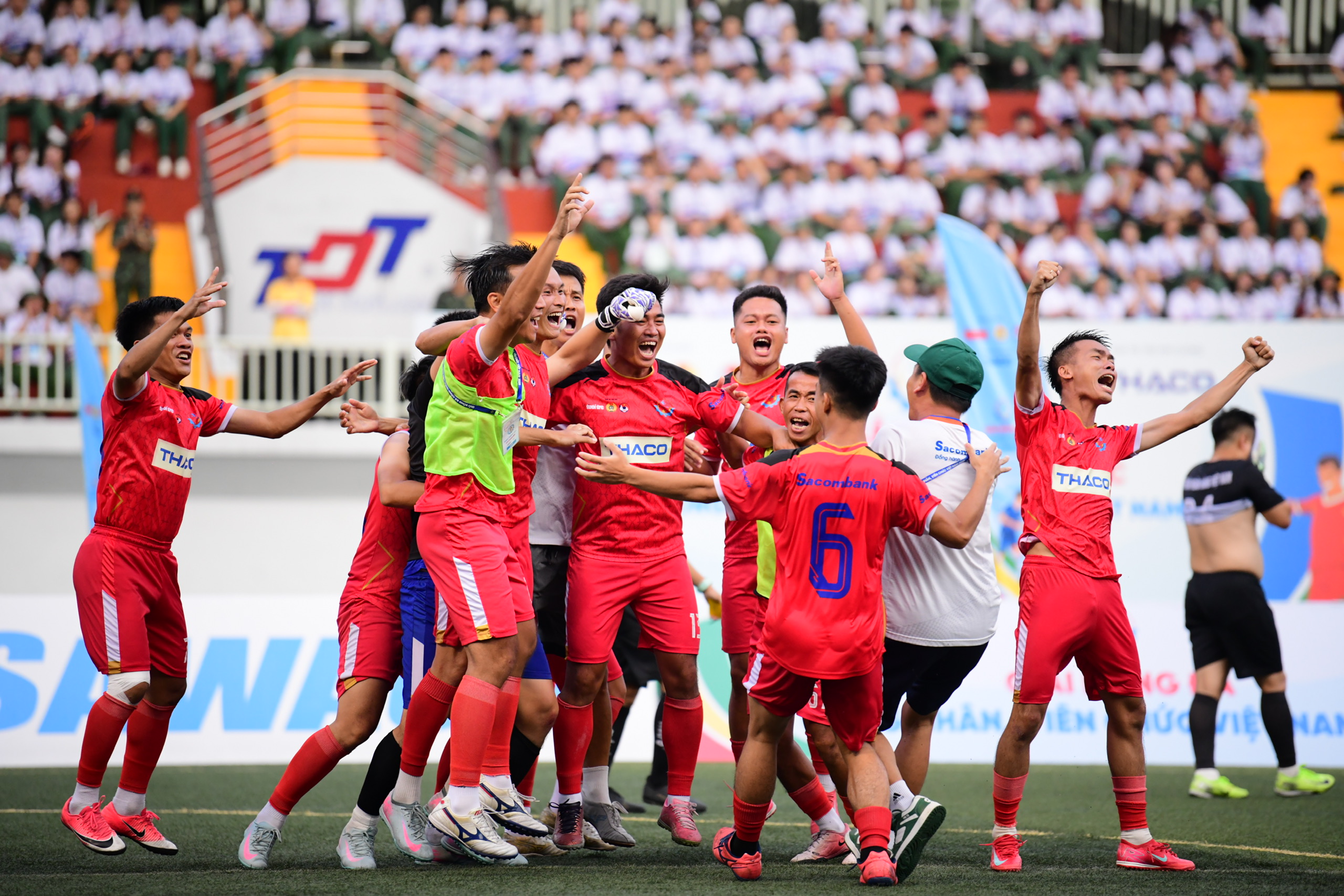 bóng đá công nhân - Ảnh 1.