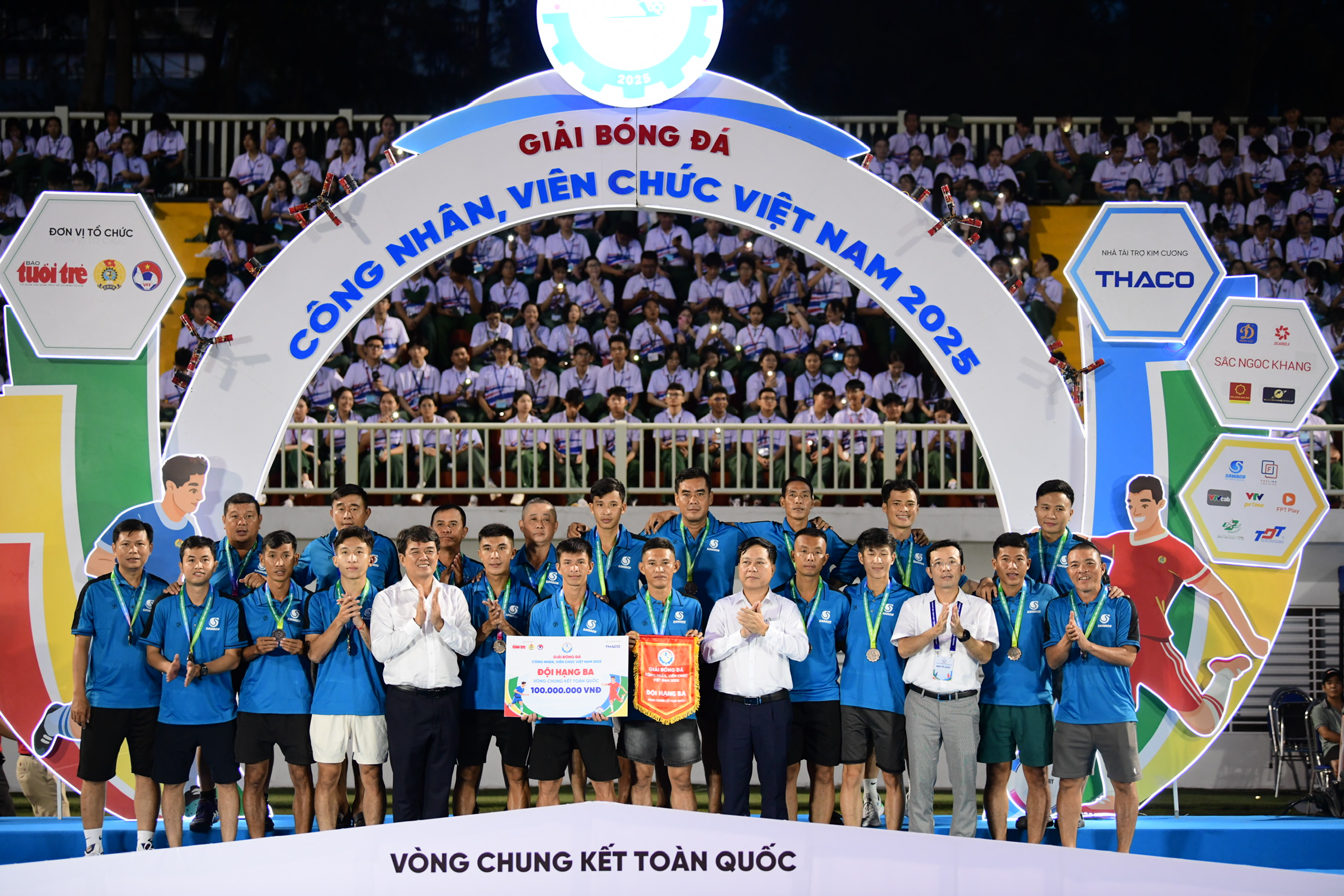 bóng đá công nhân - Ảnh 10.