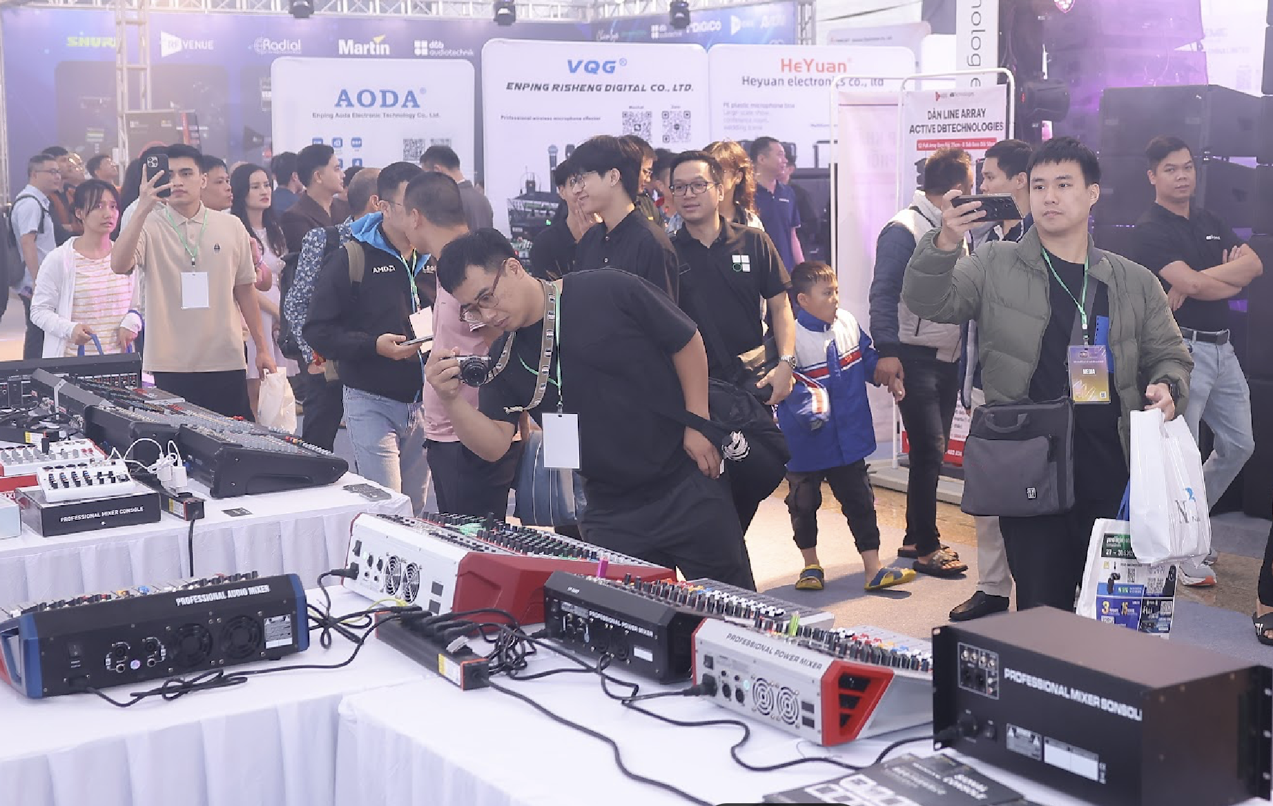 Người Hà Nội đội mưa đi xem triển lãm âm thanh, ánh sáng Plase Show 2025 - Ảnh 4. Plase Show - Ảnh 3.