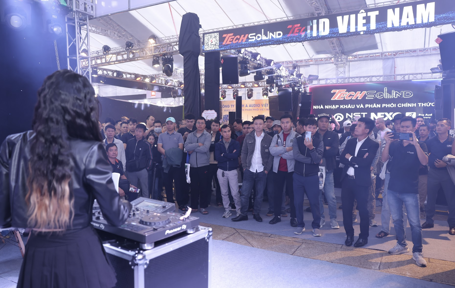 Người Hà Nội đội mưa đi xem triển lãm âm thanh, ánh sáng Plase Show 2025 - Ảnh 1. Plase Show - Ảnh 1.