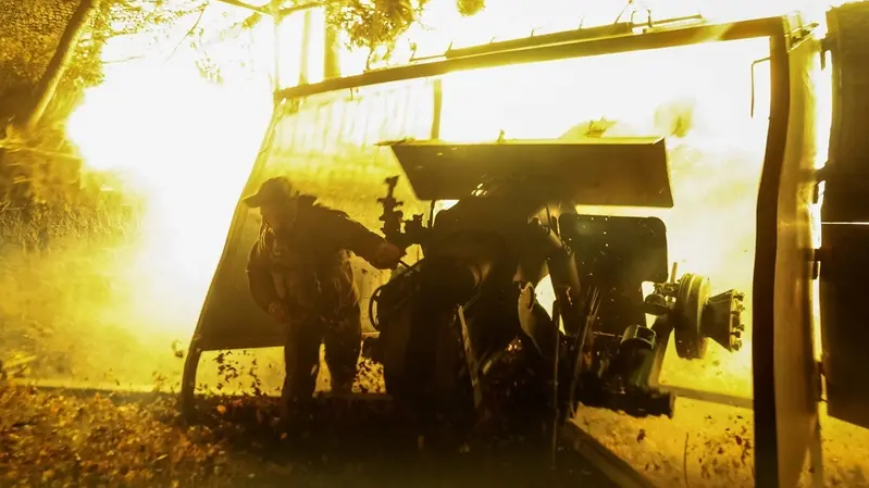 Hàng trăm drone Ukraine 'tổng tấn công' cảng dầu Nga ở Biển Đen - Ảnh 1.