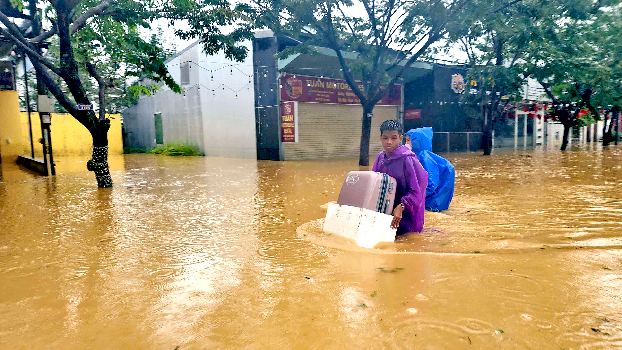 Nhiều trường đại học ở Huế hỗ trợ tiền cho sinh viên sau trận mưa lũ lịch sử - Ảnh 1.