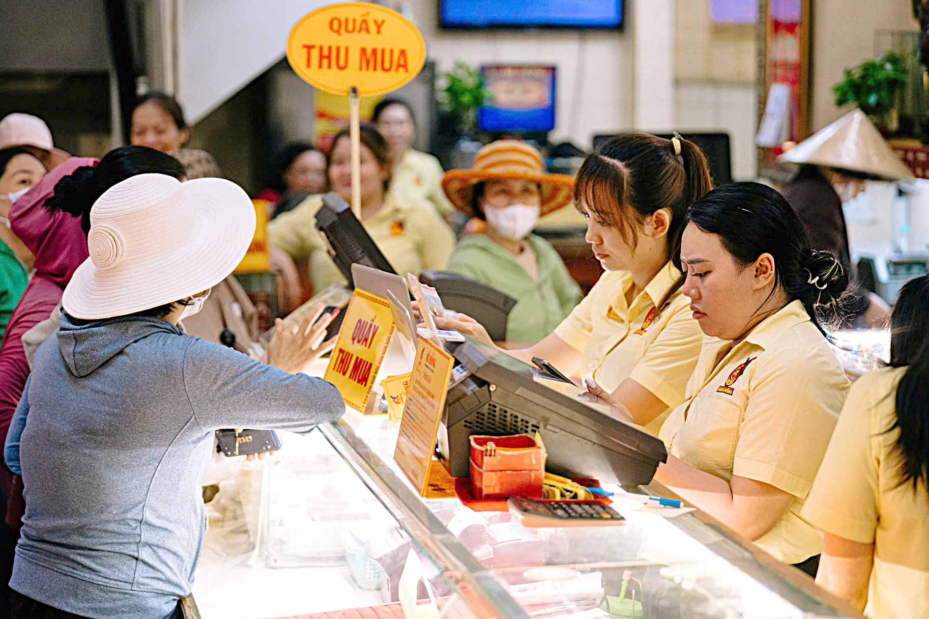 Đề xuất đánh thuế 10% VAT với vàng: Có ổn định được thị trường? - Ảnh 1. thuế vàng - Ảnh 1.