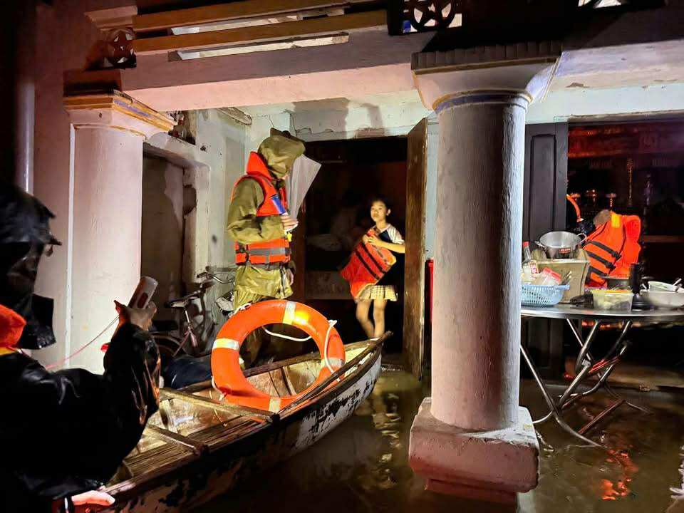 Phú Yên lại mưa như trút, cứu hộ xuyên đêm cứu người trong lũ dữ - Ảnh 1.