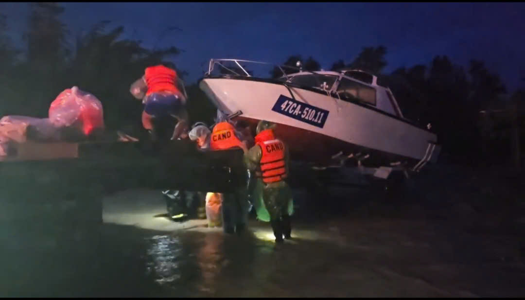 Lũ lụt miền Trung: ít nhất 50 người chết, mất tích; Tiếp tục cứu hộ trong đêm - Ảnh 1.