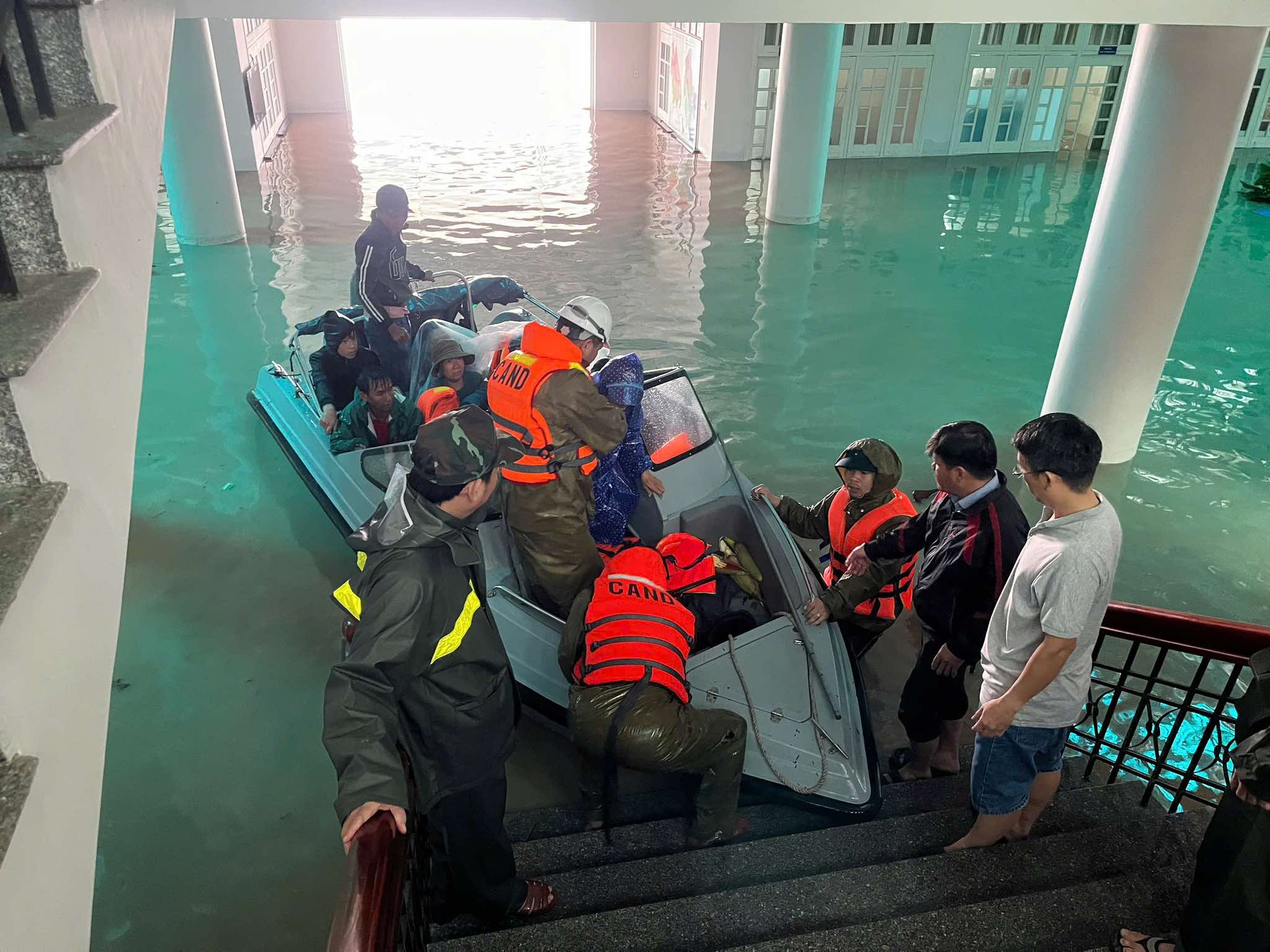 Phú Yên lại mưa như trút, cứu hộ xuyên đêm cứu người trong lũ dữ - Ảnh 2.