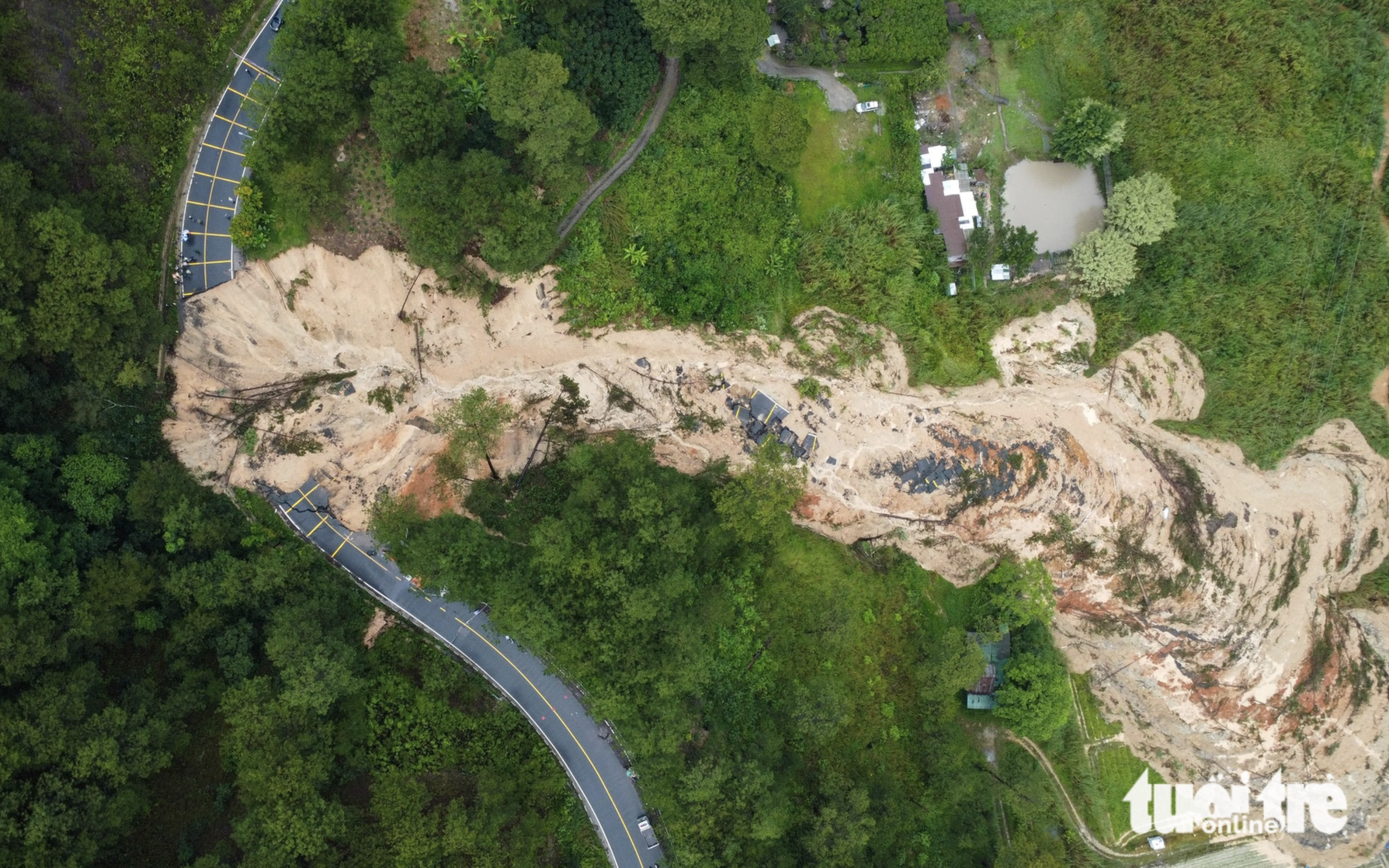 Fears of fuel shortage surge in Vietnam's Da Lat as landslide-damaged mountain roads disrupt supply- Ảnh 3.