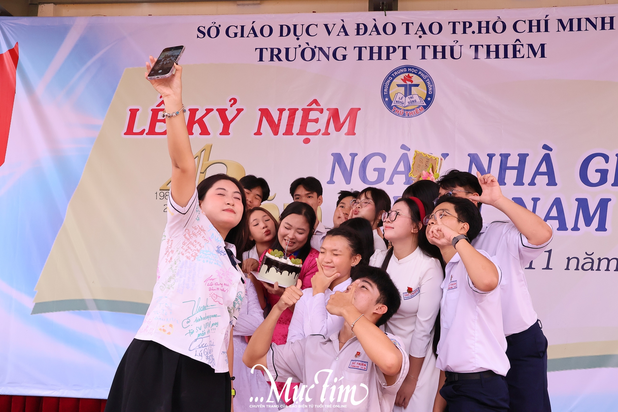 Ấm áp tình thầy trò trong lễ kỷ niệm Ngày Nhà giáo Việt Nam 20-11 tại Trường THPT Thủ Thiêm - Ảnh 1.