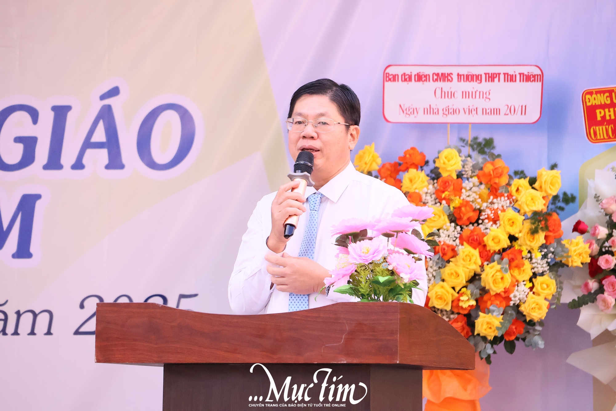 Ấm áp tình thầy trò trong lễ kỷ niệm Ngày Nhà giáo Việt Nam 20-11 tại Trường THPT Thủ Thiêm - Ảnh 2.