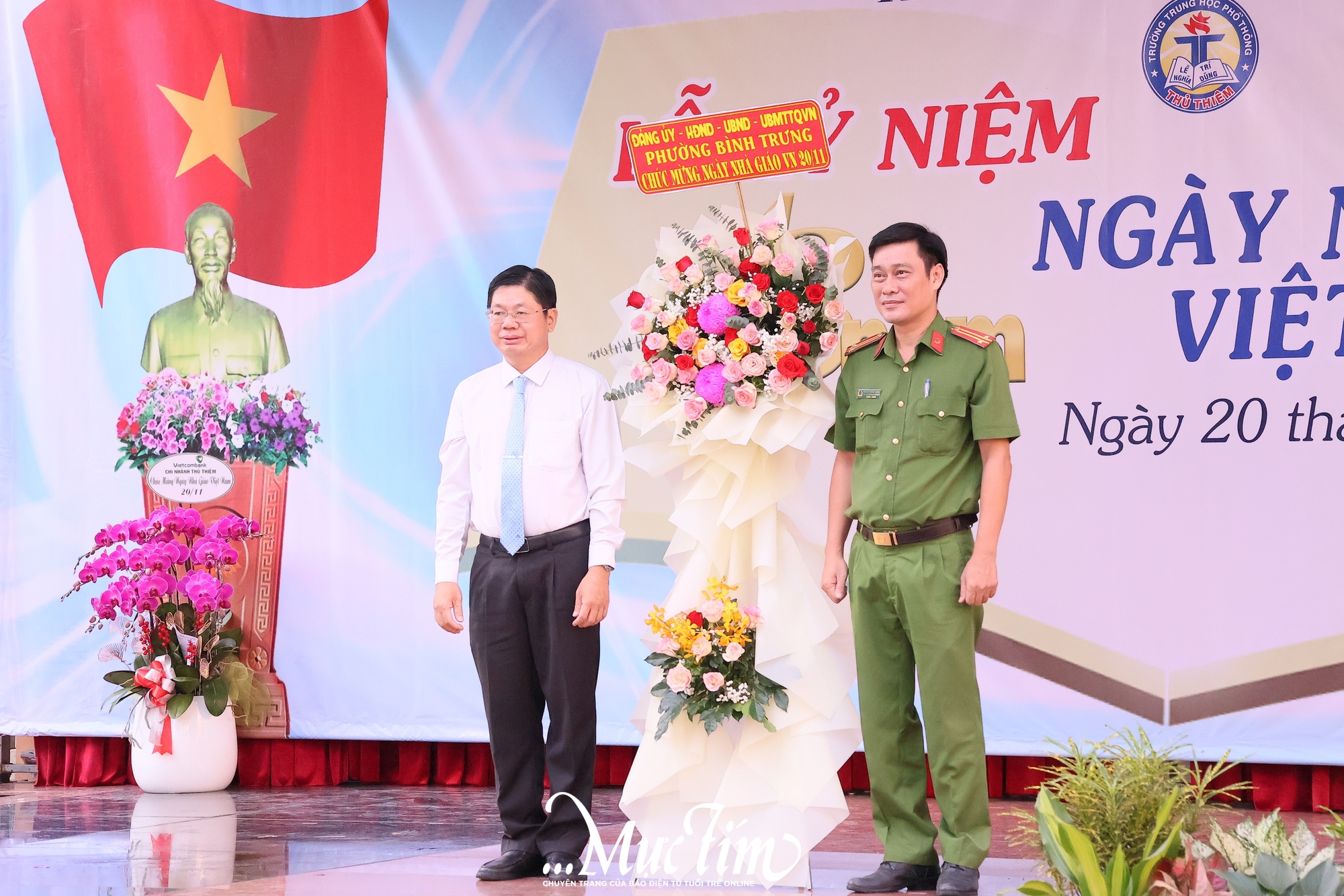 Ấm áp tình thầy trò trong lễ kỷ niệm Ngày Nhà giáo Việt Nam 20-11 tại Trường THPT Thủ Thiêm - Ảnh 3.