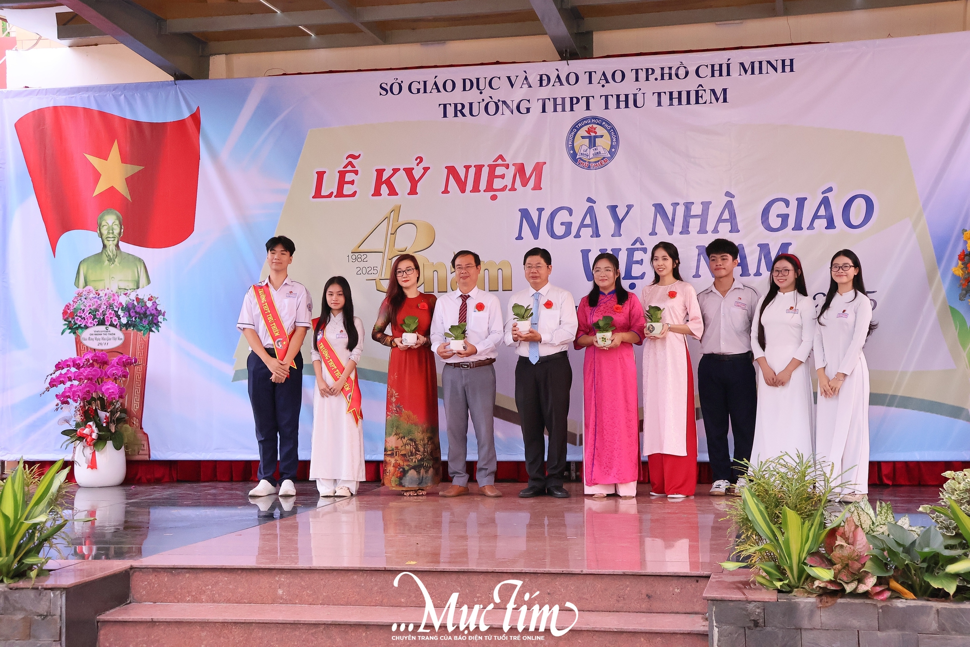 Ấm áp tình thầy trò trong lễ kỷ niệm Ngày Nhà giáo Việt Nam 20-11 tại Trường THPT Thủ Thiêm - Ảnh 8.