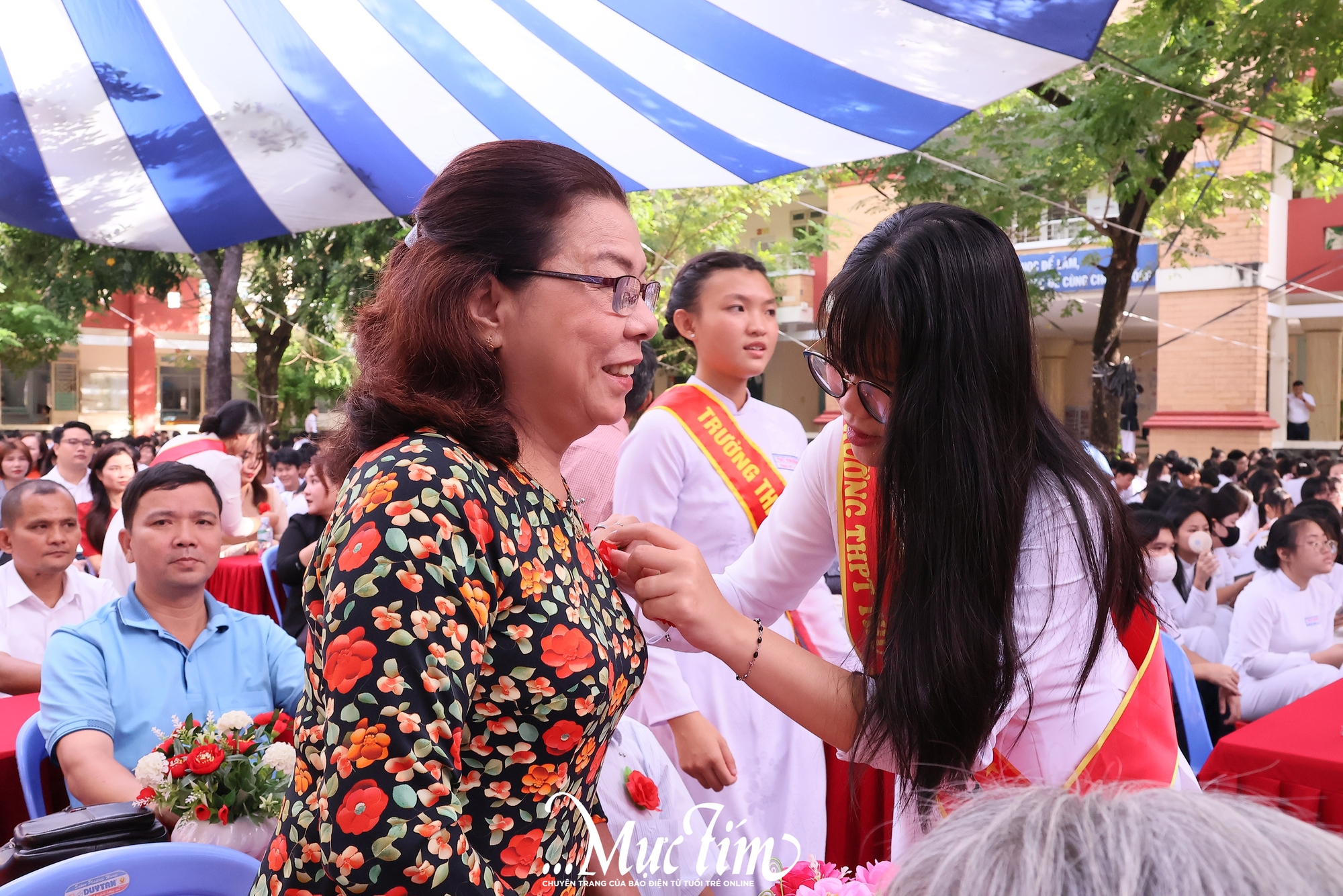 Ấm áp tình thầy trò trong lễ kỷ niệm Ngày Nhà giáo Việt Nam 20-11 tại Trường THPT Thủ Thiêm - Ảnh 9.