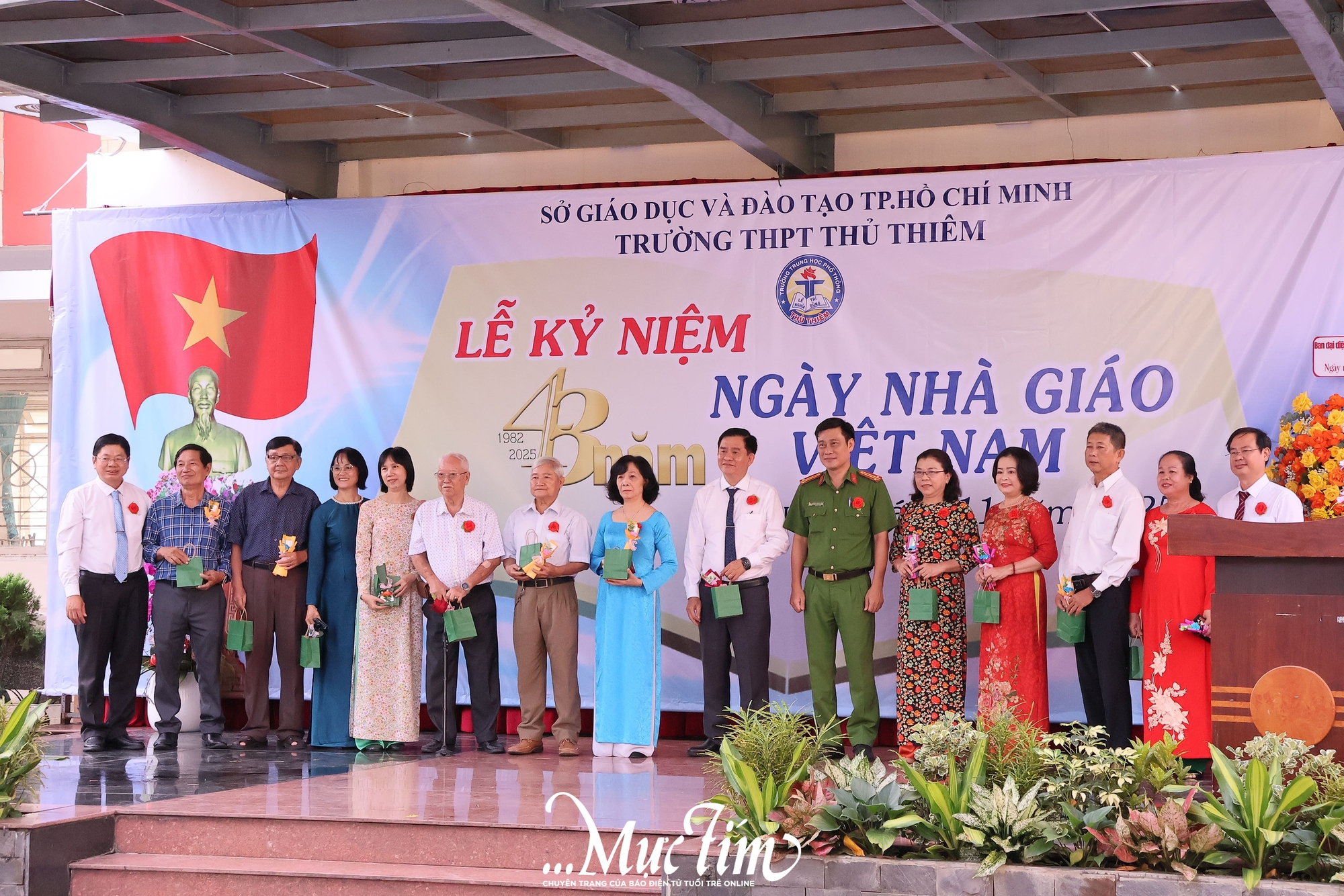 Ấm áp tình thầy trò trong lễ kỷ niệm Ngày Nhà giáo Việt Nam 20-11 tại Trường THPT Thủ Thiêm - Ảnh 10.