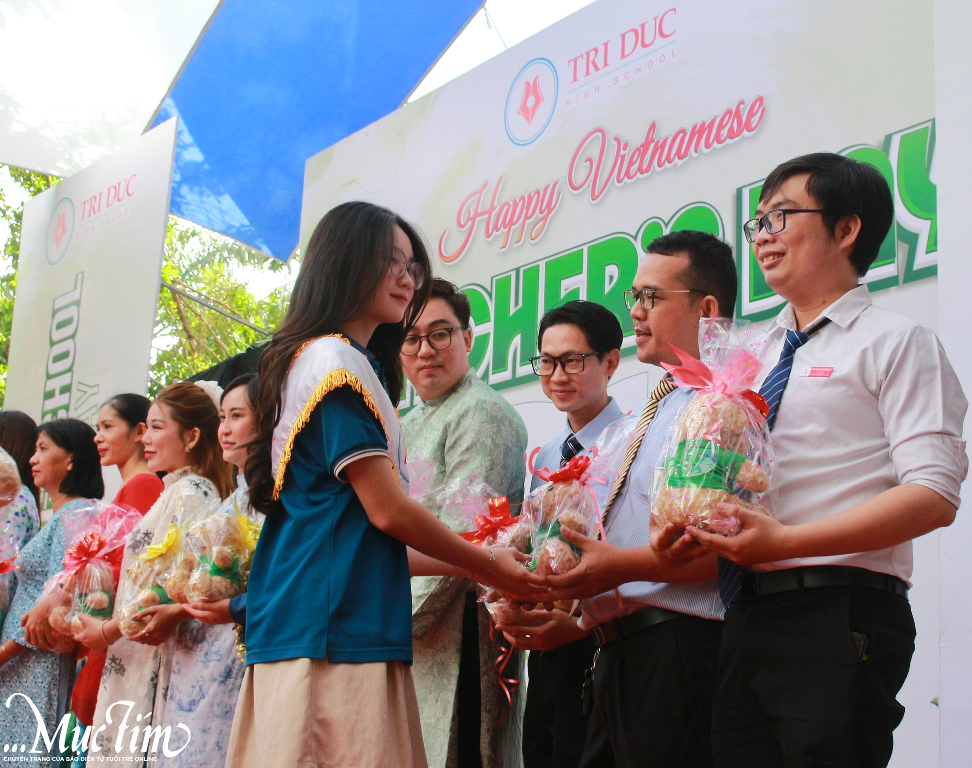 Bất ngờ với tiết mục từ thầy trò Trường THCS-THPT Trí Đức trong ngày 20-11 - Ảnh 1.