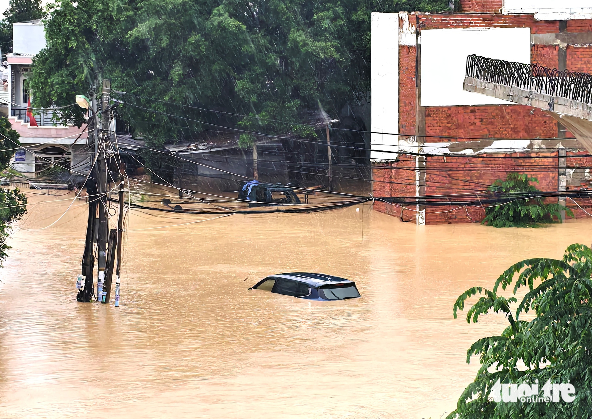 Lũ trên sông Dinh Ninh Hòa đã vượt mức lũ lịch sử, chiều đến tối nay lũ tiếp tục đạt đỉnh - Ảnh 1.