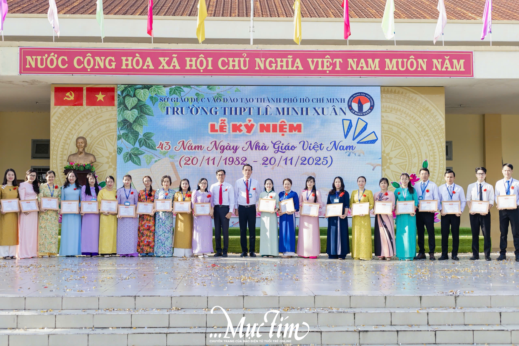 Thầy trò Trường THPT Lê Minh Xuân sẻ chia với đồng bào bão, lũ qua "Nét vẽ lịch sử"- Ảnh 12.