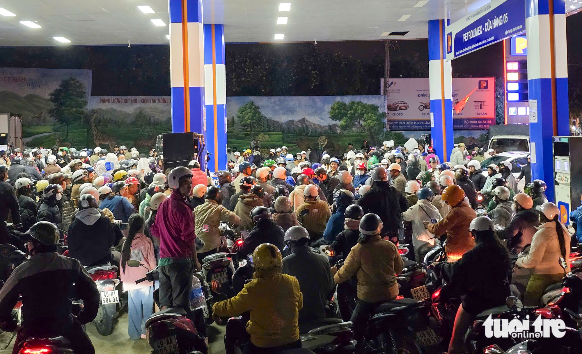Dân Đà Lạt đổ xô mua xăng vì sợ nguồn cung thiếu hụt do đường sá - Ảnh 1.
