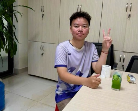 Nam sinh bám vào sợi dây điện giữa dòng nước lũ, được nhân viên bưu điện cứu kịp - Ảnh 2.