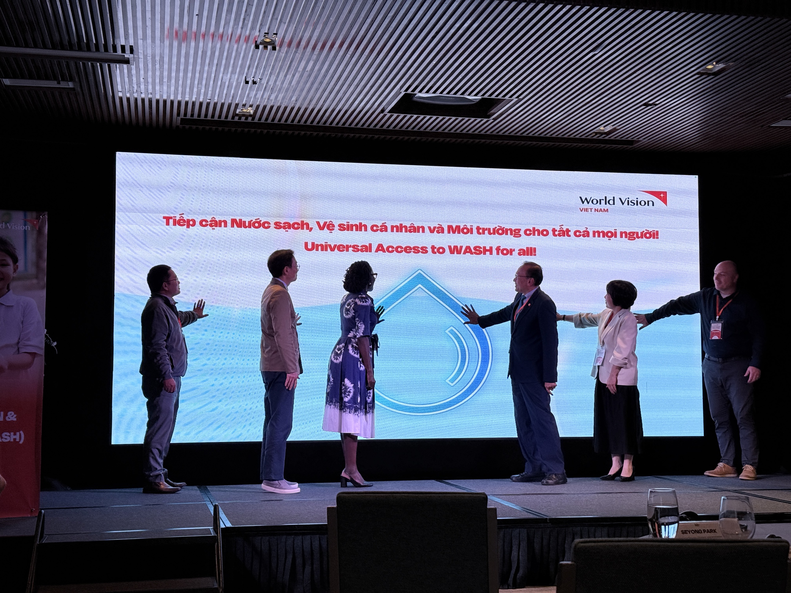 Lũ lụt, sạt lở đe dọa nguồn nước sạch, World Vision chi hơn 343 tỉ đồng hỗ trợ - Ảnh 1.