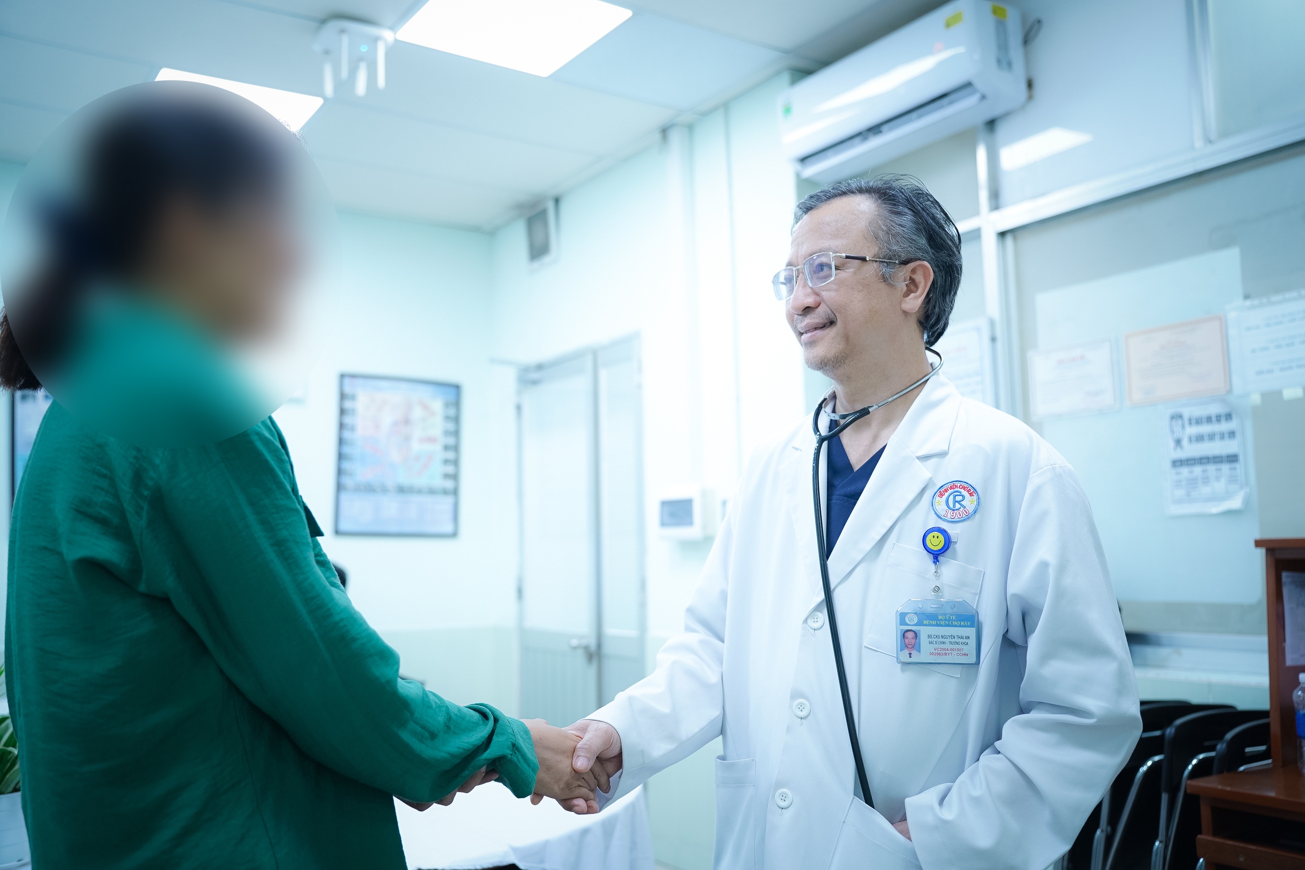 Bác sĩ Việt Nam cứu sống sản phụ Campuchia mắc hội chứng Marfan hiếm gặp - Ảnh 1.