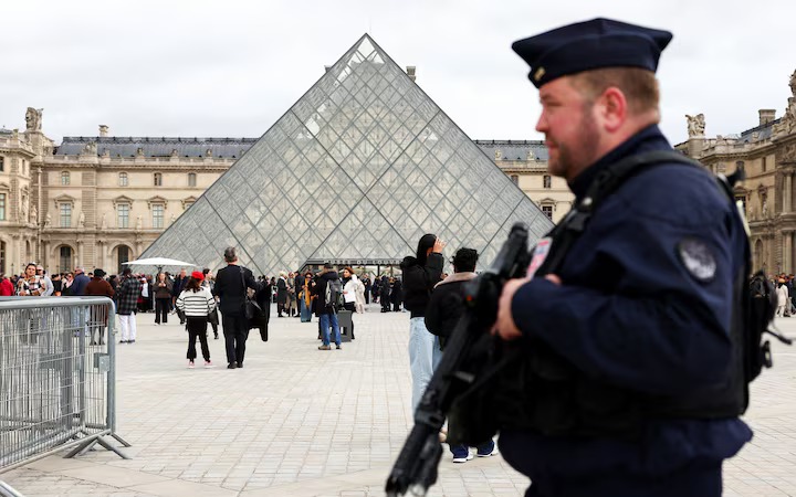 Louvre says hundreds of works damaged by water leak
- Ảnh 1. Louvre says hundreds of works damaged by water leak
- Ảnh 1.
