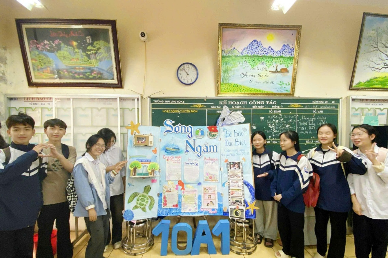 Tờ báo tường gây sốt mạng xã hội của học sinh Trường THPT Ứng Hòa B (Hà Nội)- Ảnh 1.