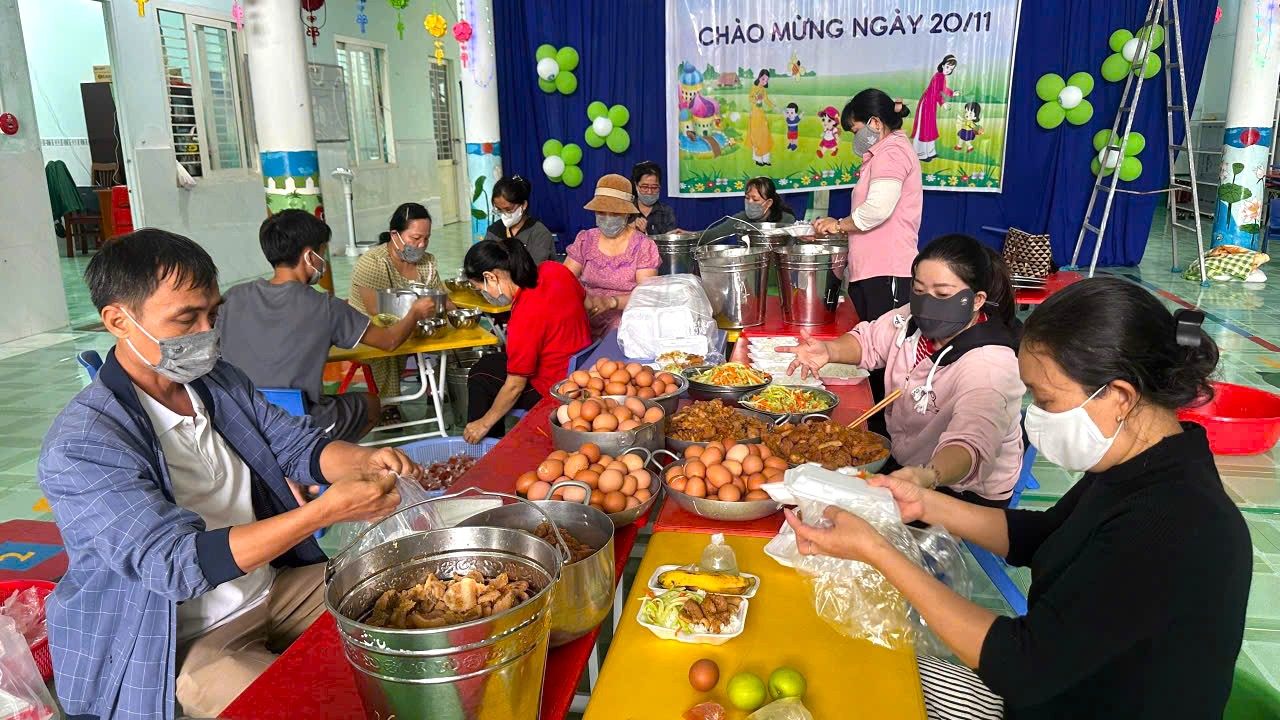 Những cô giáo gác niềm vui 20-11, nhóm bếp nghĩa tình giữa vùng lũ Phan Rang - Ảnh 1.