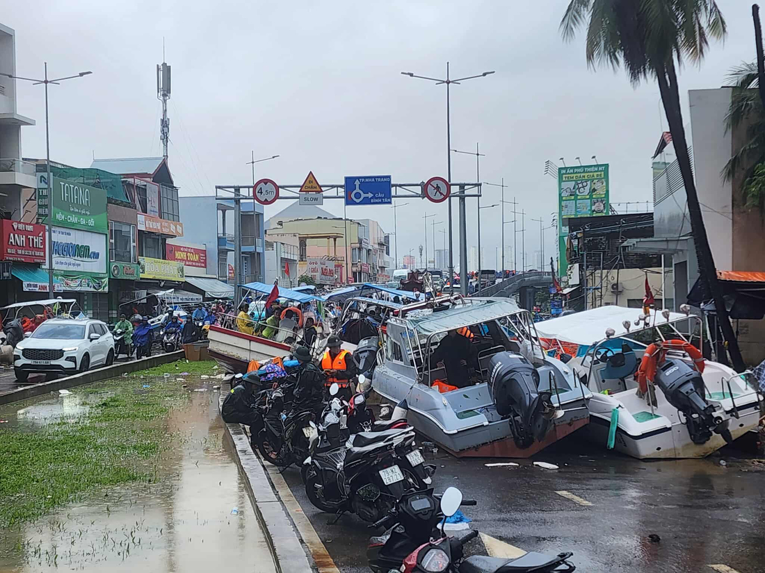 Major flooding kills 41, leaves 9 missing, submerges 68,000 homes across central Vietnam- Ảnh 13.