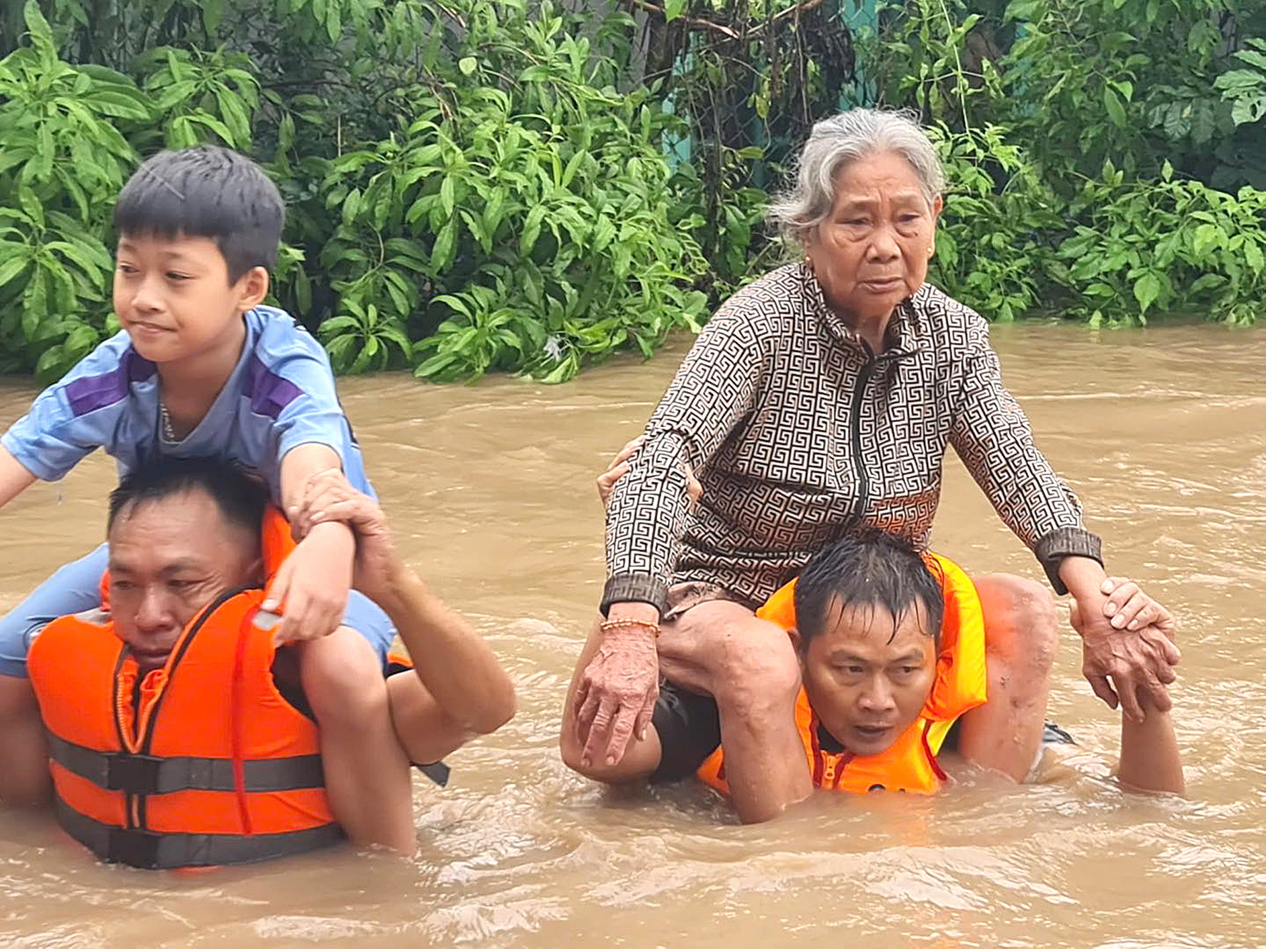 Major flooding kills 41, leaves 9 missing, submerges 68,000 homes across central Vietnam- Ảnh 5.