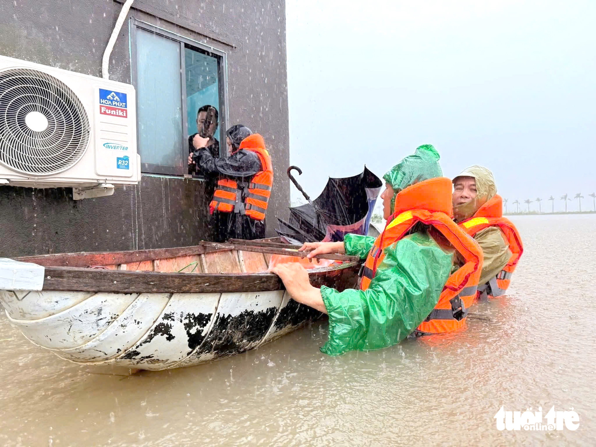 Major flooding kills 41, leaves 9 missing, submerges 68,000 homes across central Vietnam- Ảnh 6.