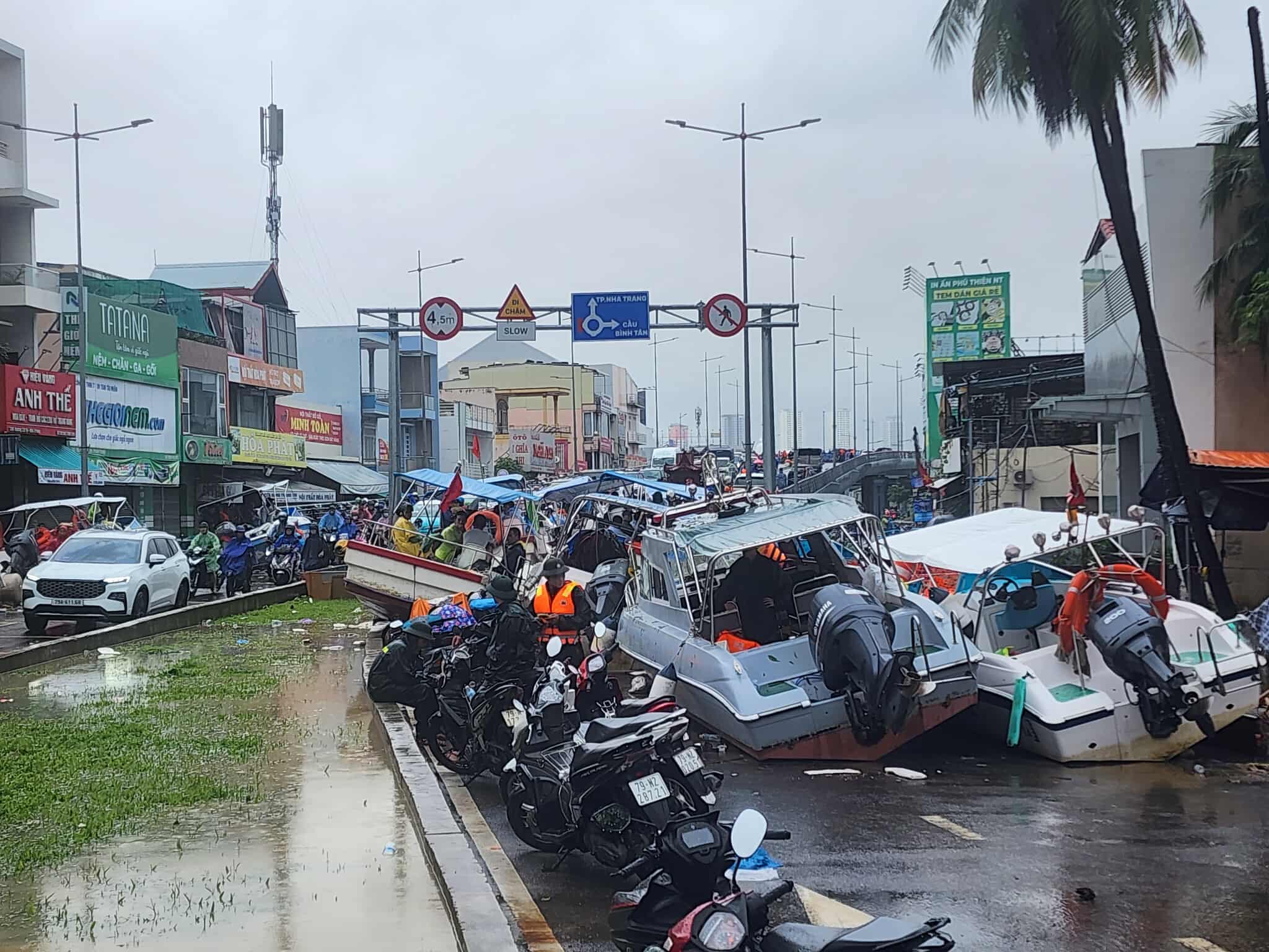 Quốc lộ 1 từ Sông Cầu đến Tuy An kẹt nghiêm trọng, hàng ngàn xe 'chôn bánh' - Ảnh 8.
